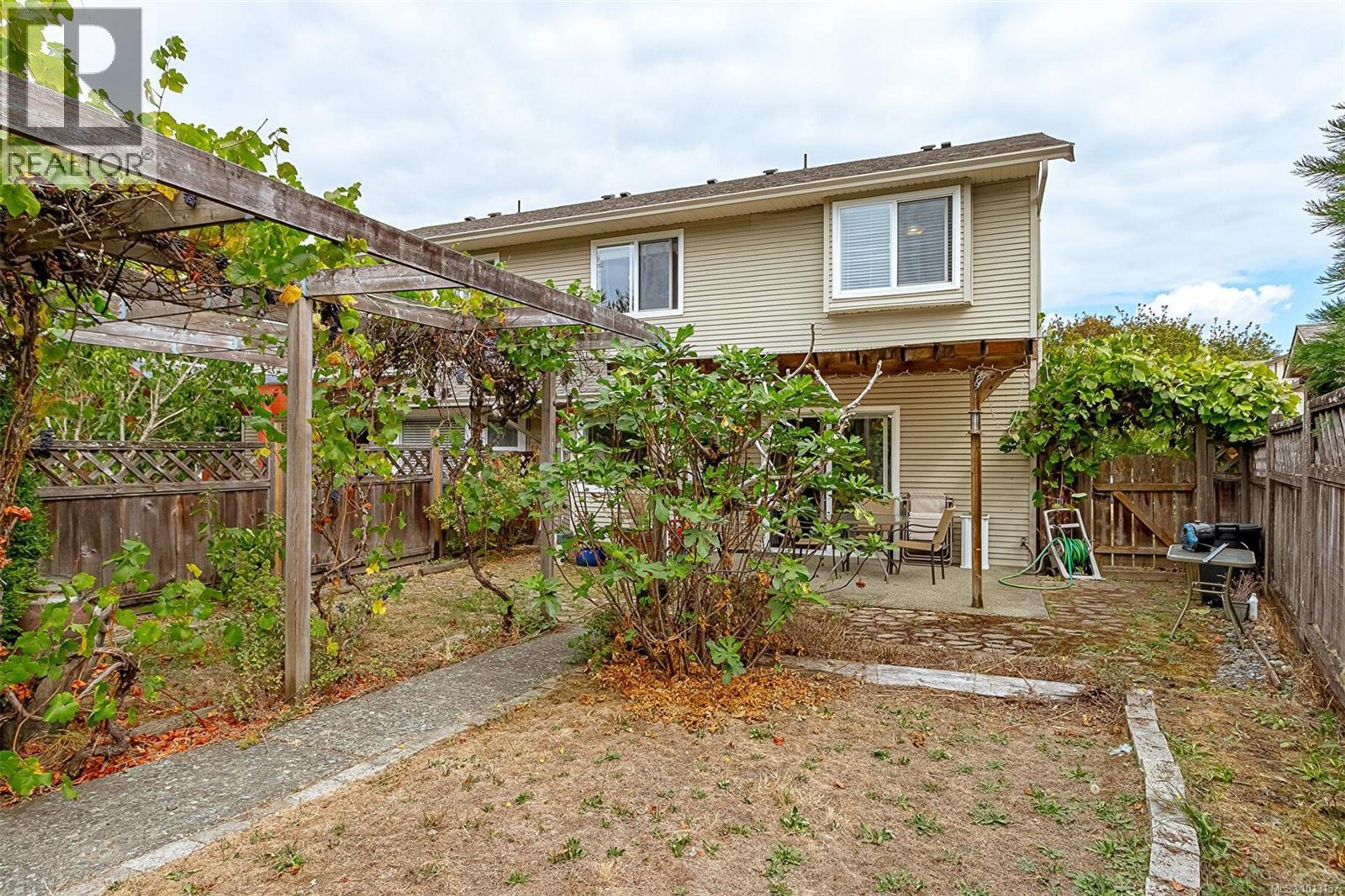 6000 Rockridge Rd, Duncan - Exteriors - Photo 2