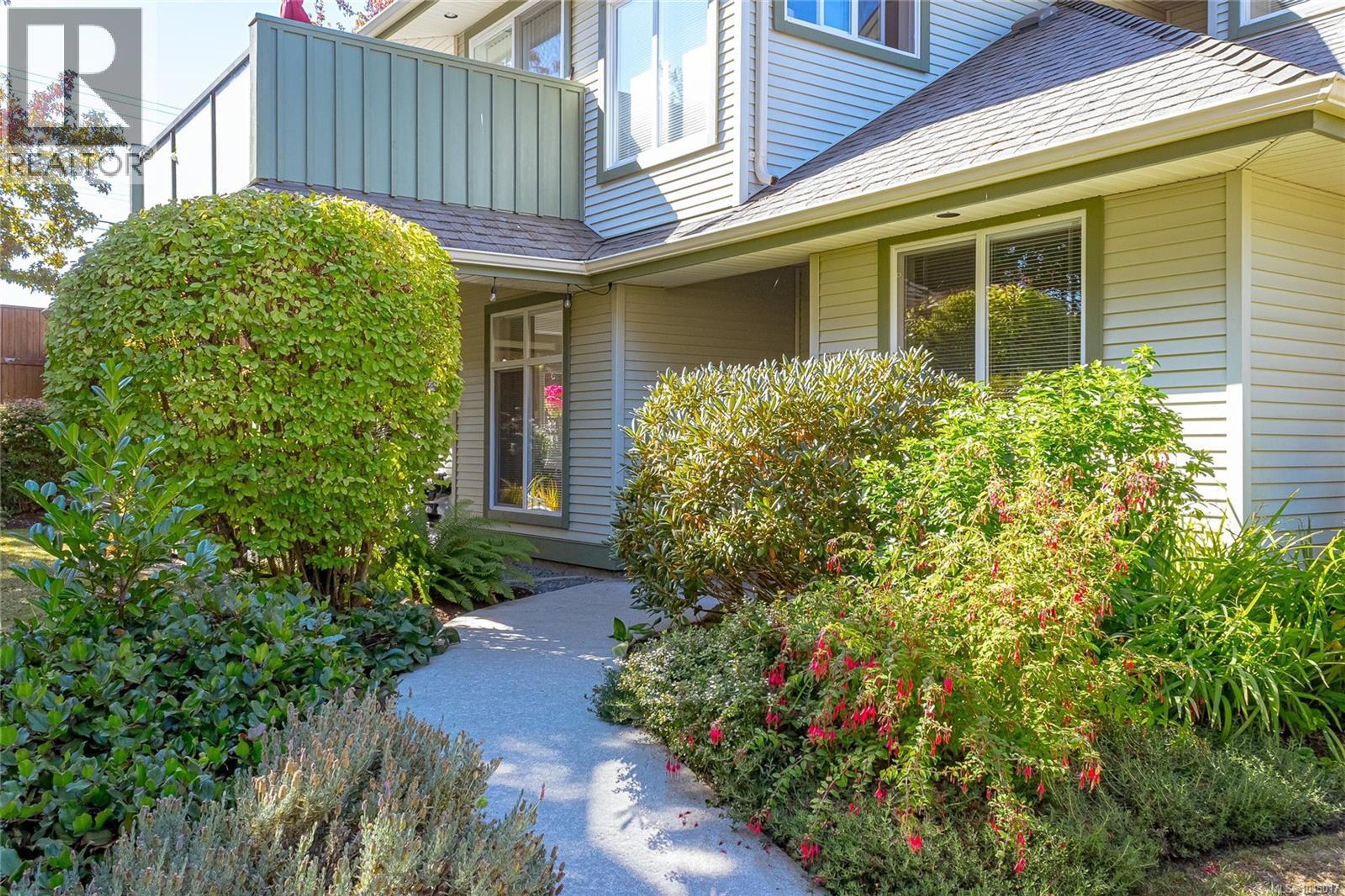 340 Young St, Parksville - Exteriors - Photo 3