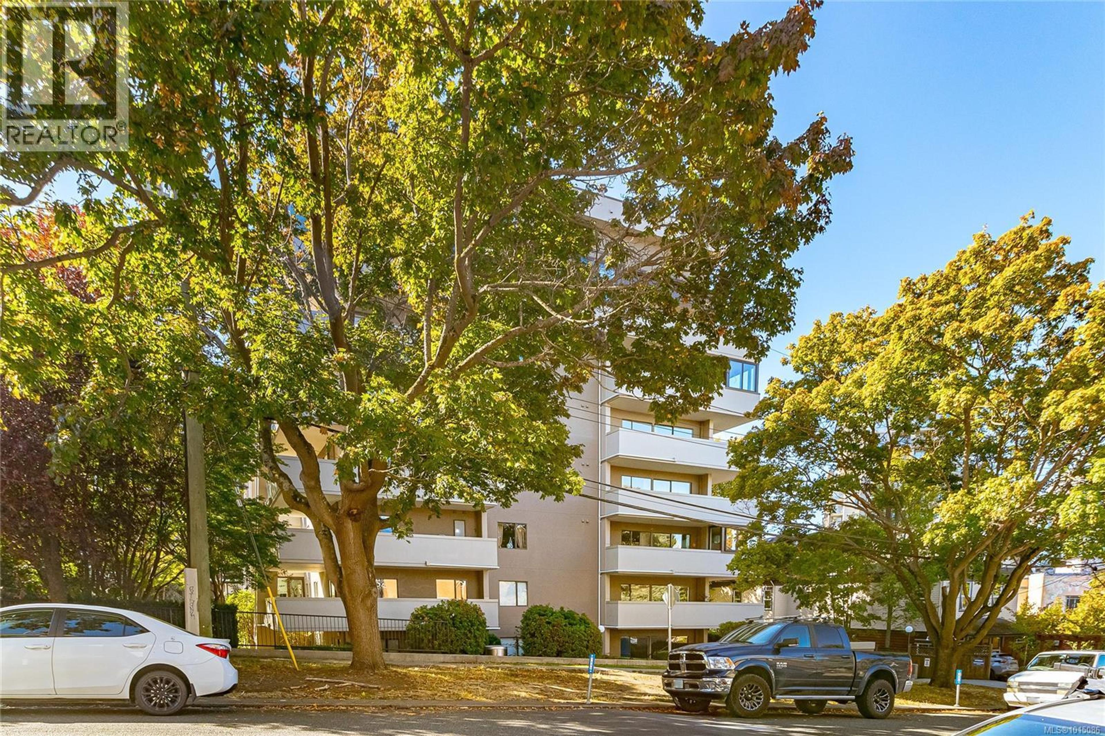 819 Burdett Ave, Victoria - Exteriors - Photo 2