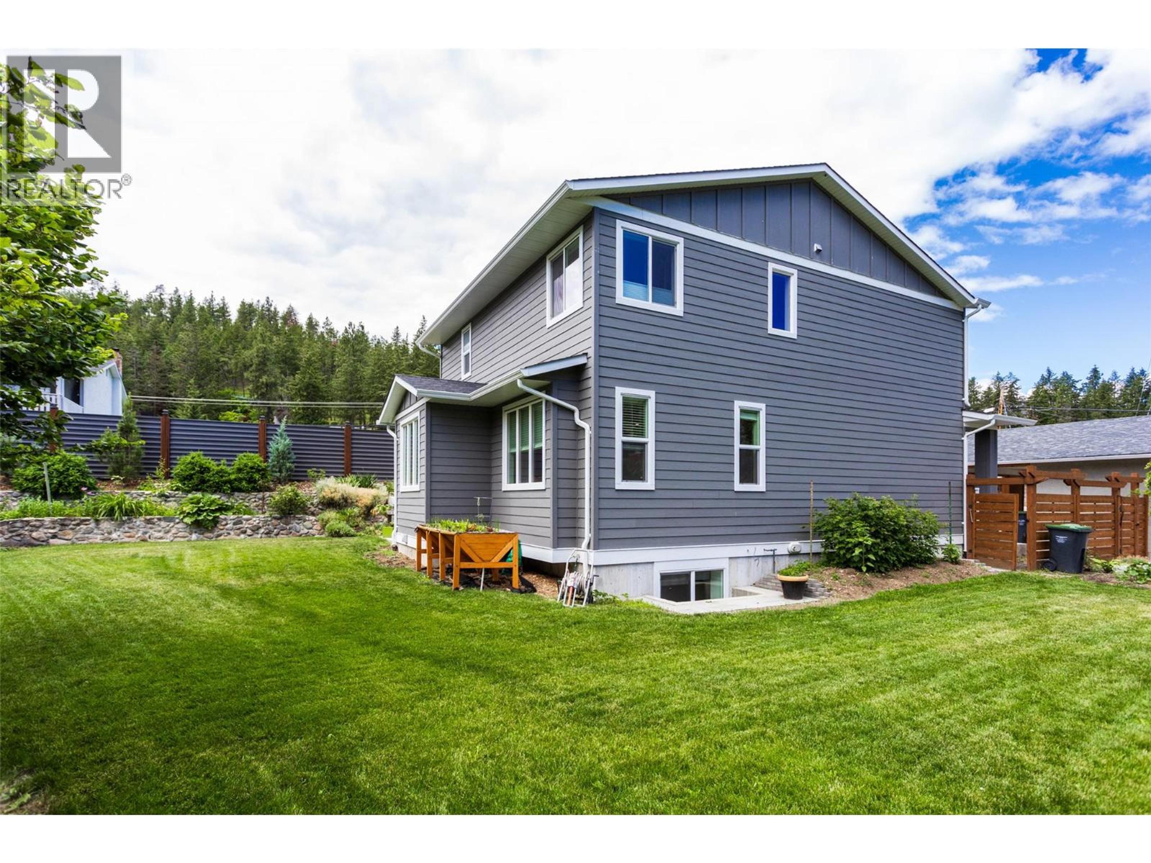 1257 and 1259 Rio Drive, Kelowna - Exteriors - Photo 4