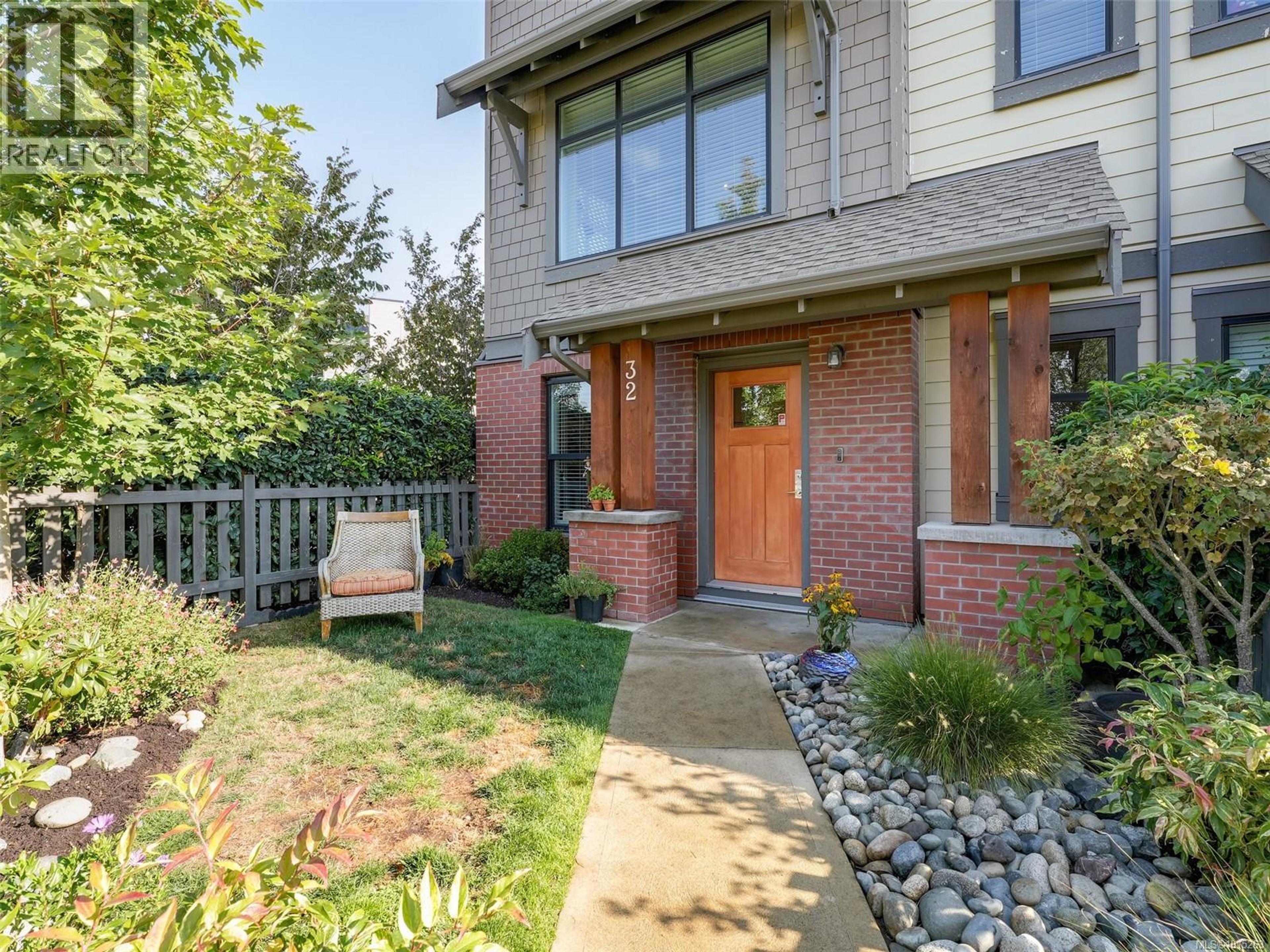 350 Latoria Blvd, Colwood - Exteriors - Photo 2