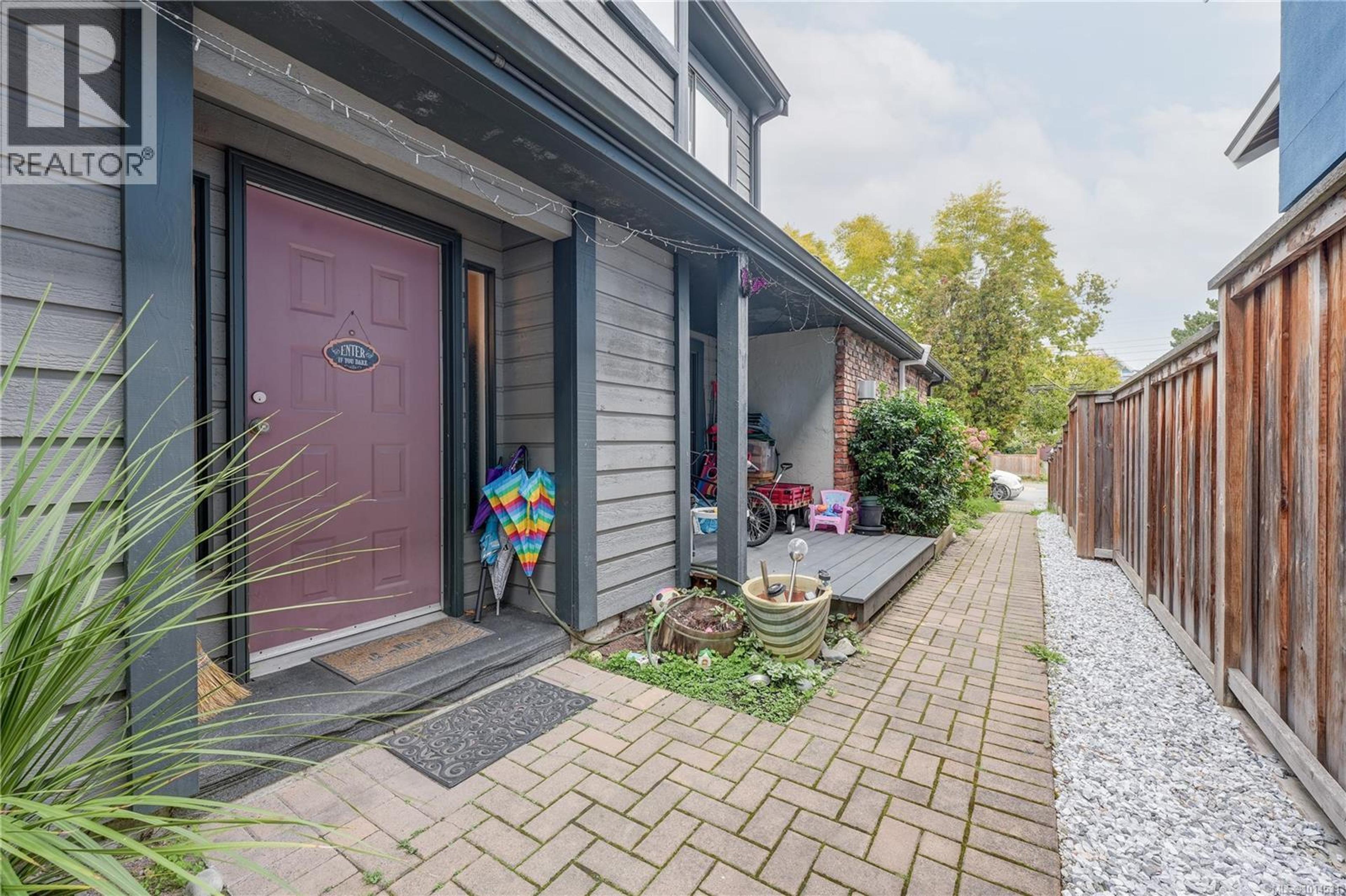 111 Michigan St, Victoria - Exteriors - Photo 2