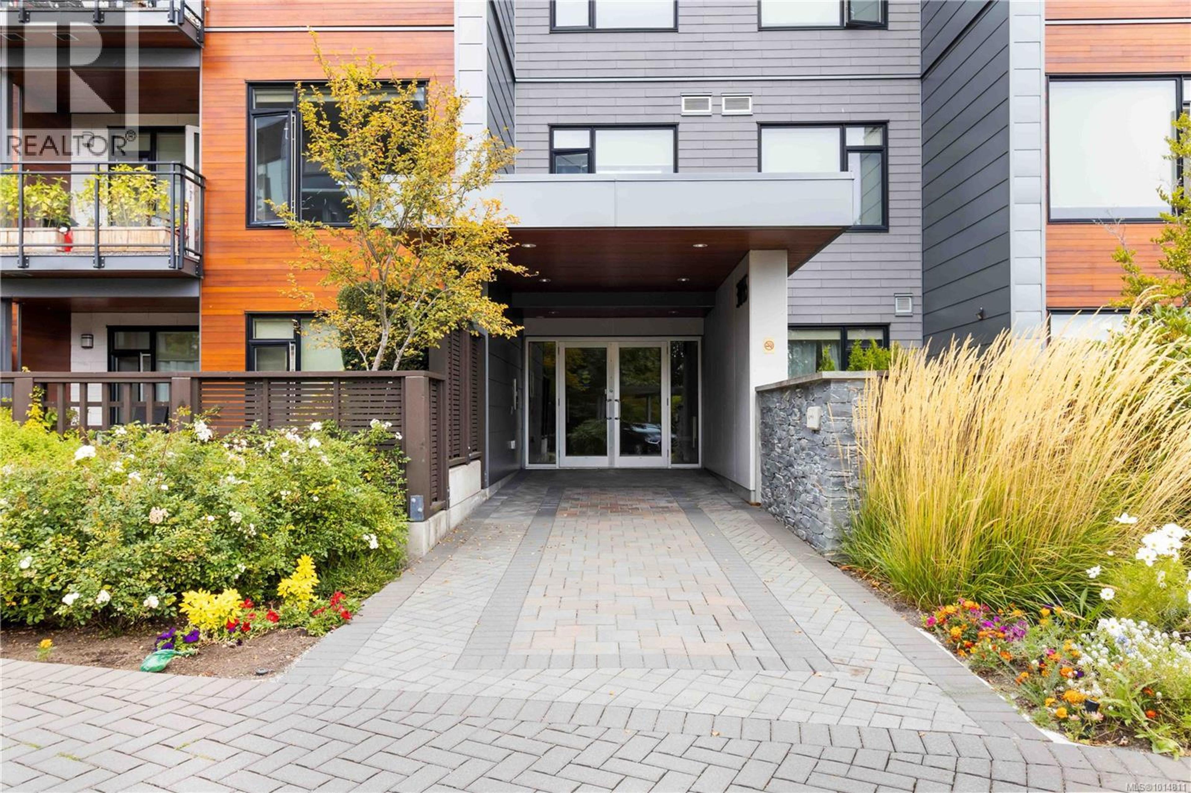 3815 Rowland Ave, Saanich - Exteriors - Photo 4