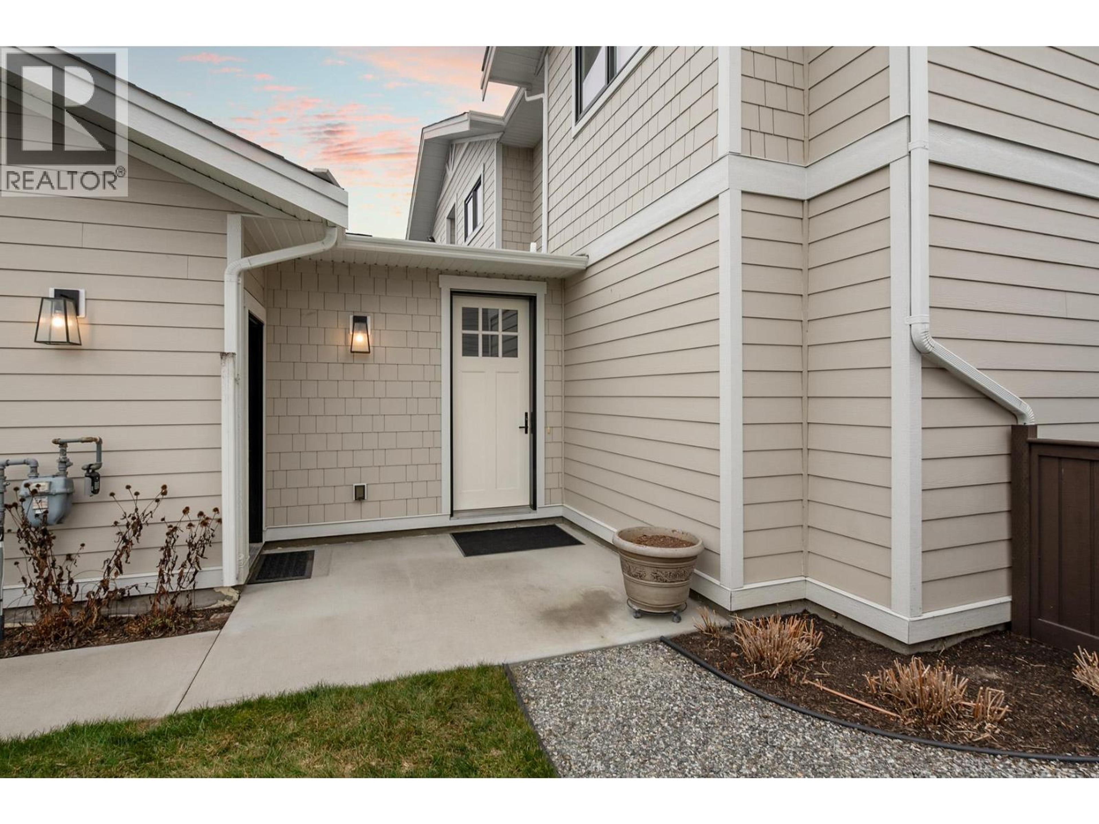 1940 KLO Road, Kelowna - Exteriors - Photo 5