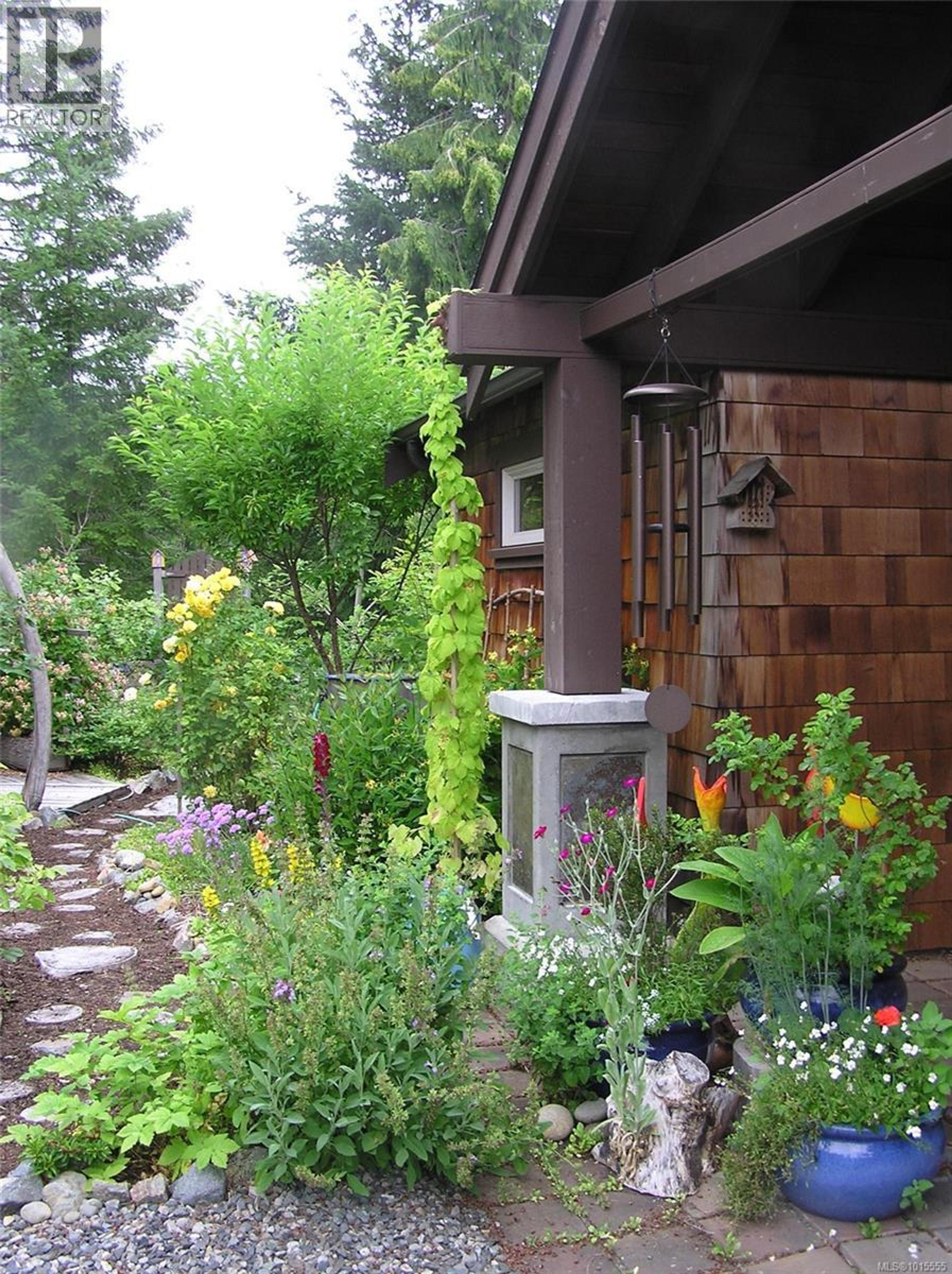 1860 Ashling Rd, Qualicum Beach - Exteriors - Photo 2