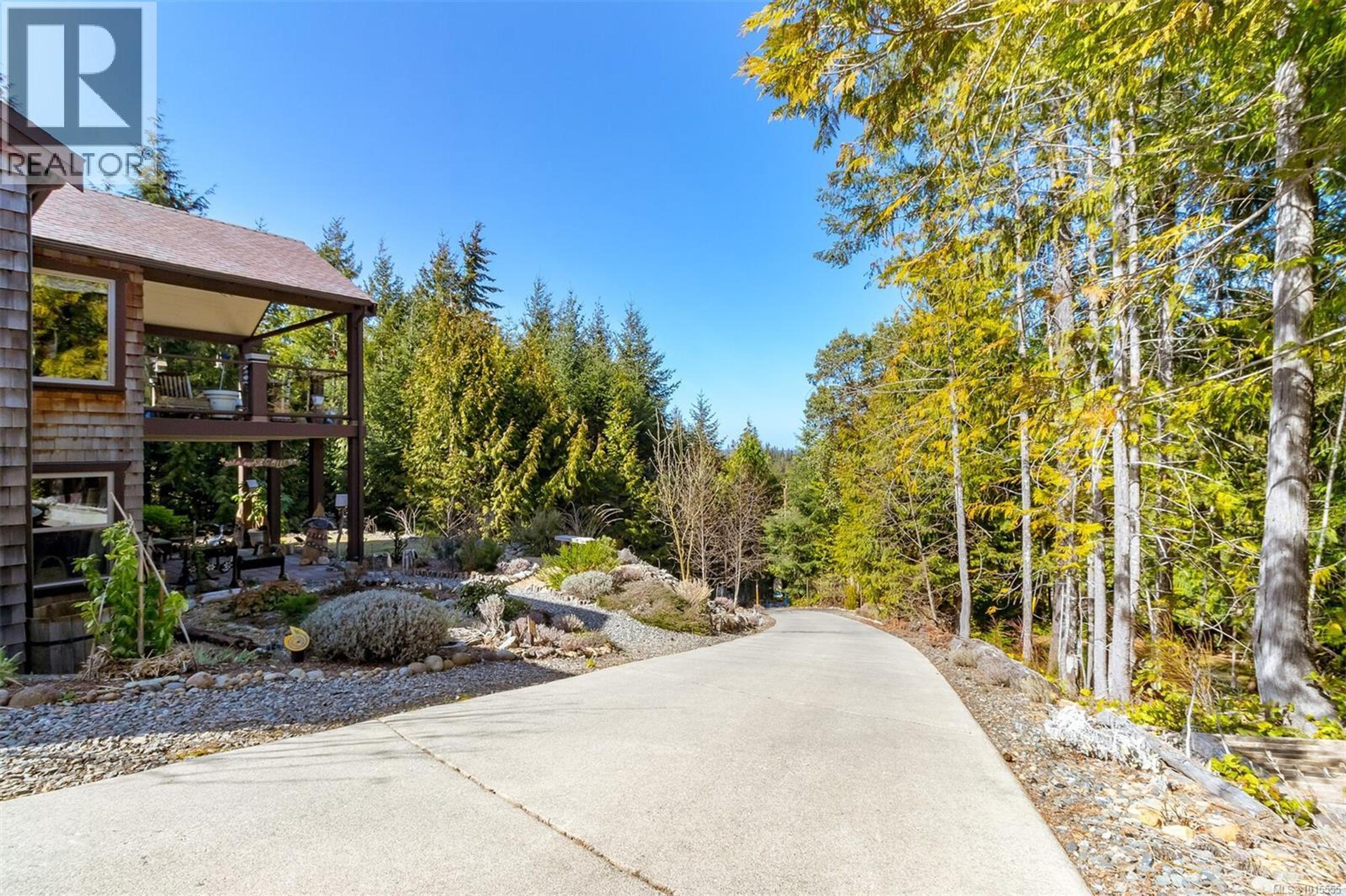 1860 Ashling Rd, Qualicum Beach - Exteriors - Photo 14