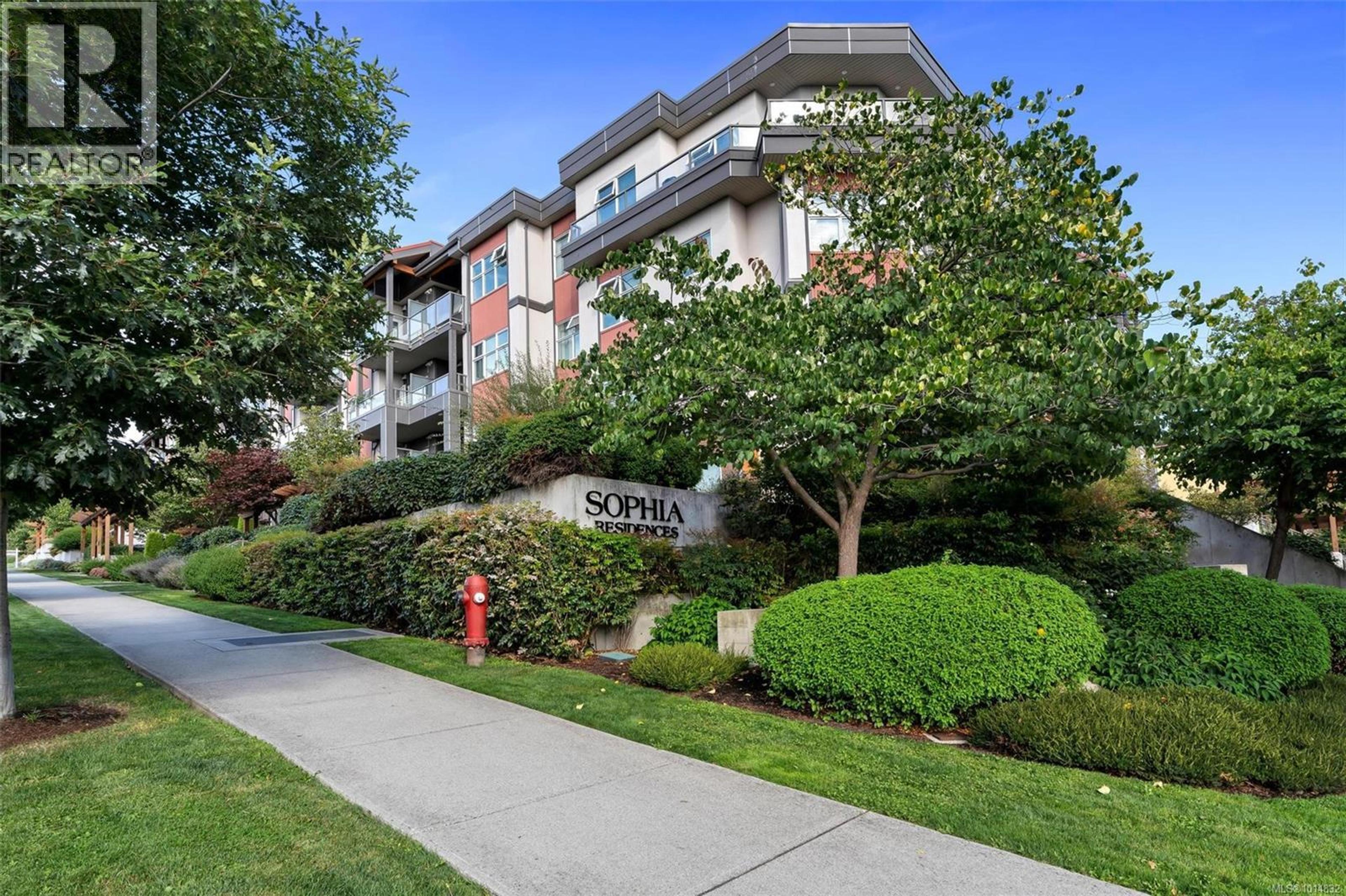 1000 Inverness Rd, Saanich - Exteriors - Photo 1