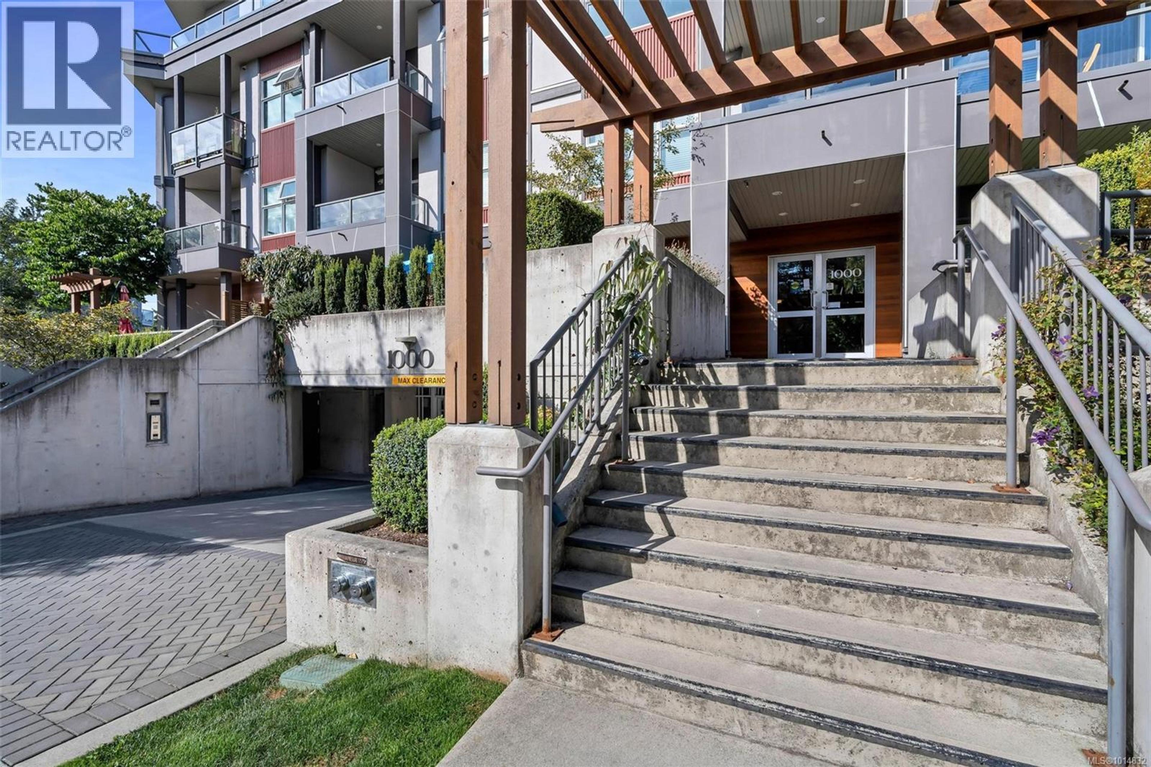 1000 Inverness Rd, Saanich - Exteriors - Photo 2