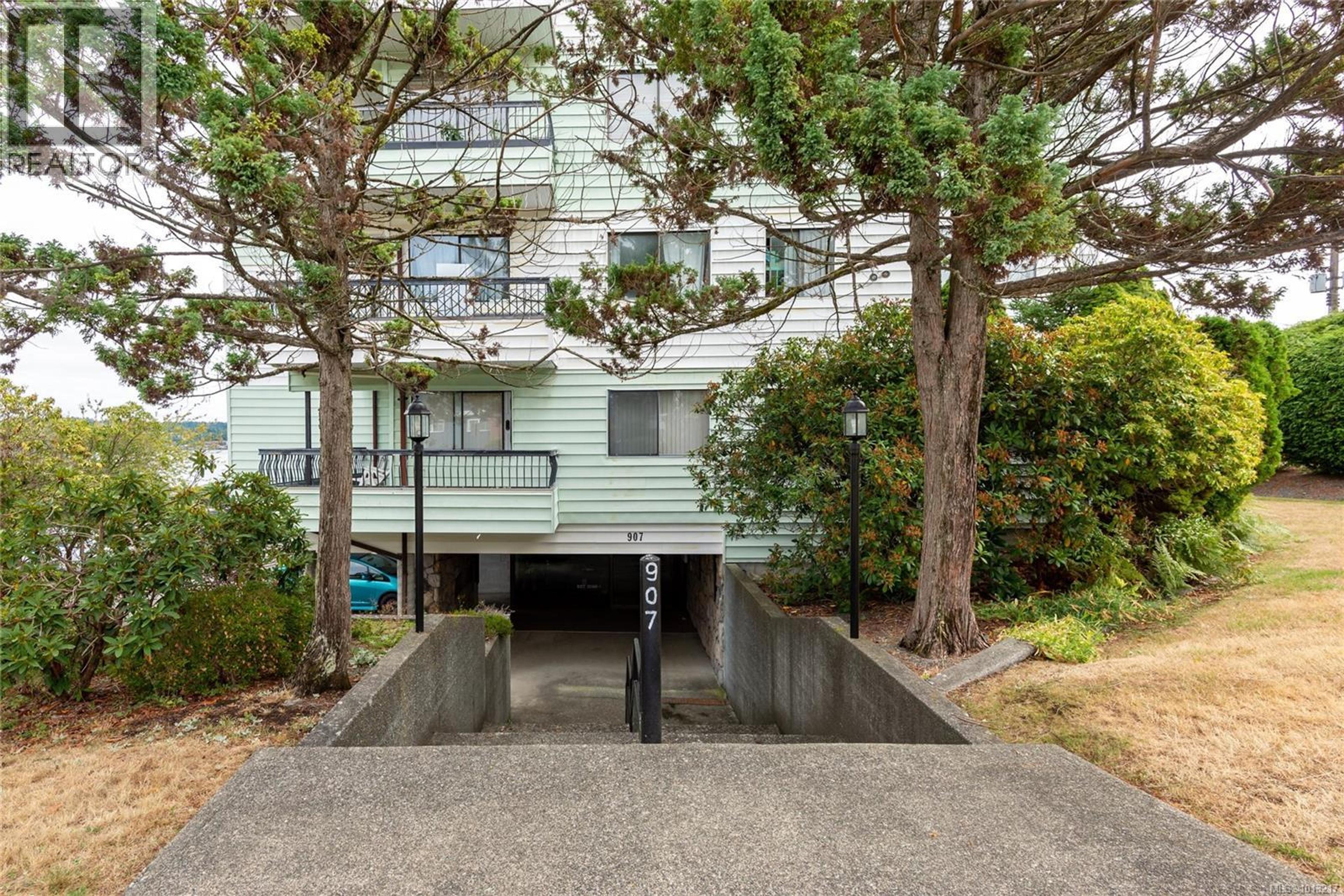 907 Cedar St, Campbell River - Exteriors - Photo 3