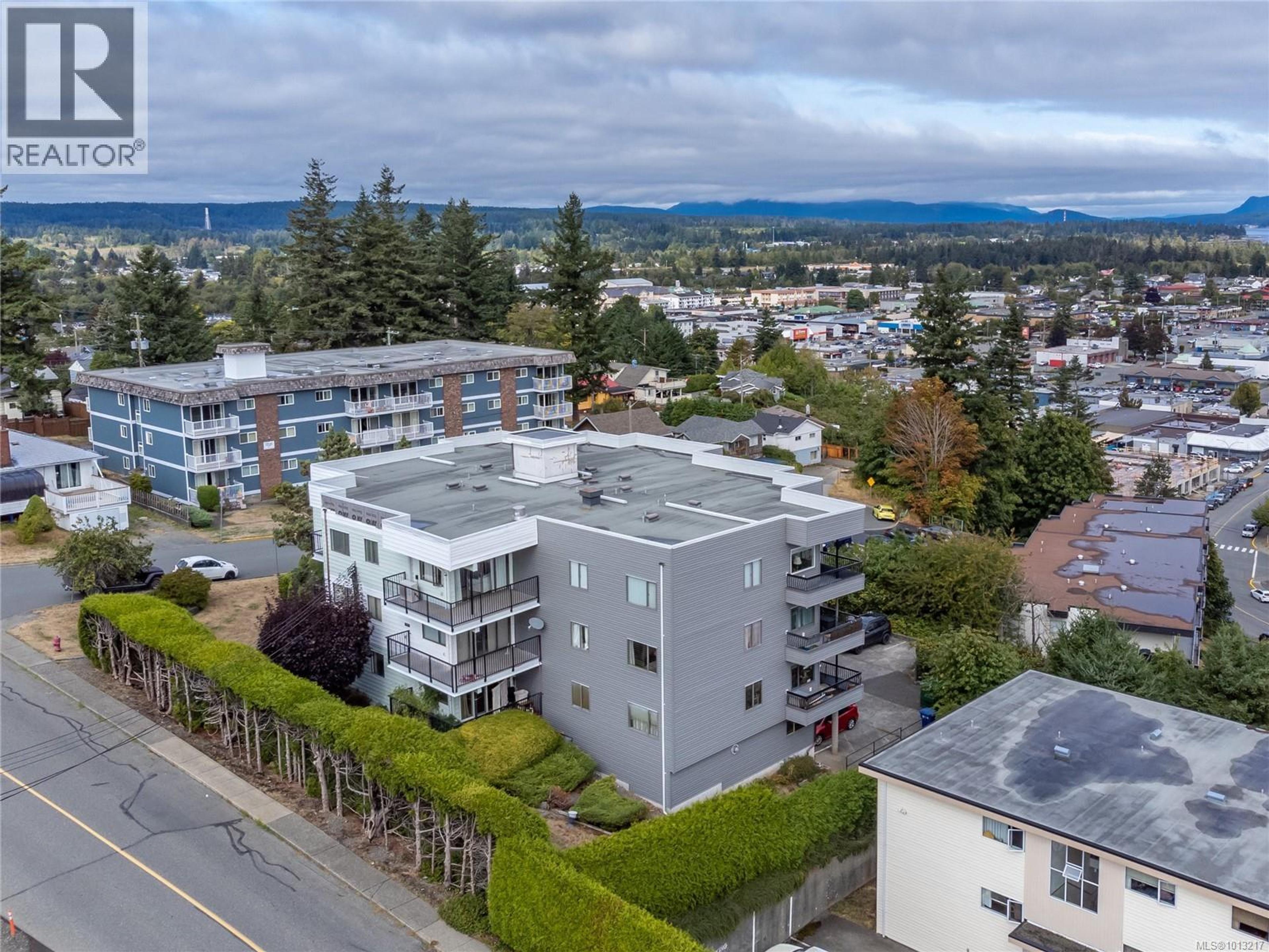 907 Cedar St, Campbell River - Exteriors - Full Complex View, Drone/Aerial View - Photo 5