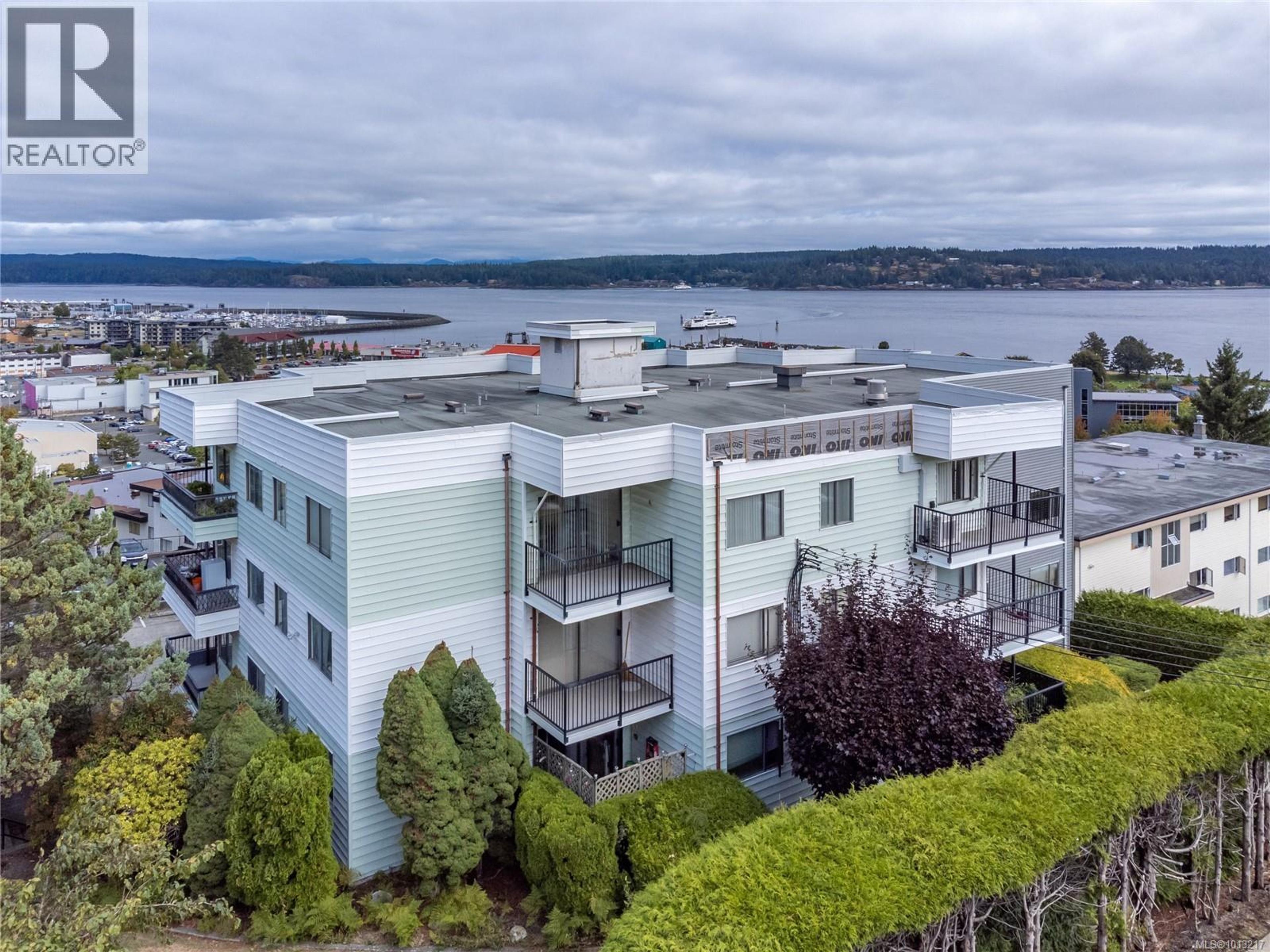 907 Cedar St, Campbell River - Exteriors - Drone/Aerial View, Full Complex View - Photo 6