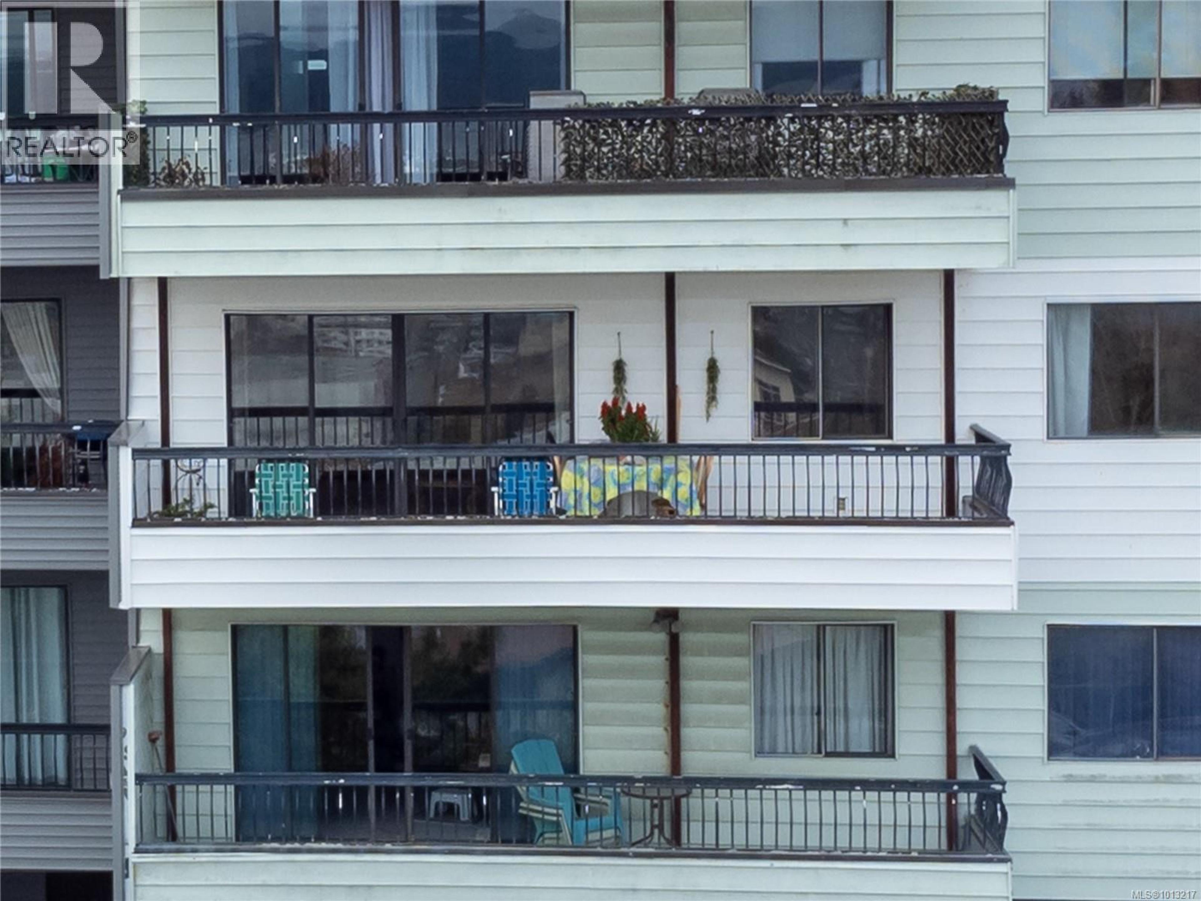 907 Cedar St, Campbell River - Exteriors - Photo 9