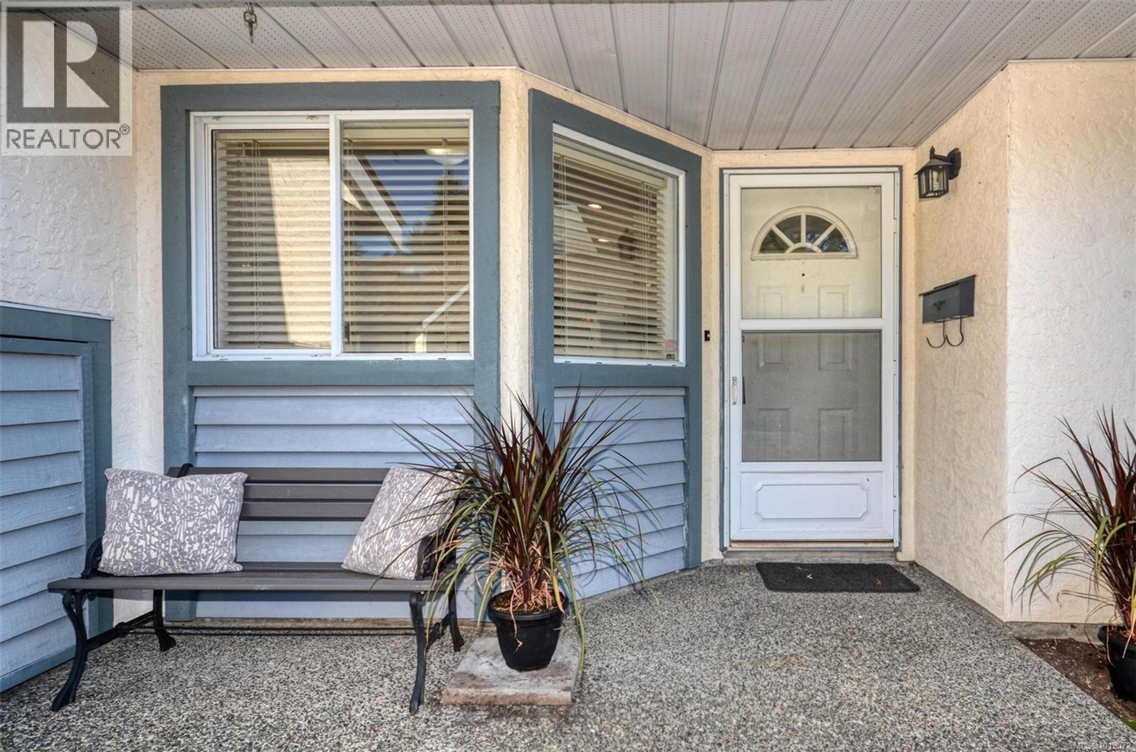 5156 Cordova Bay Rd, Saanich - Exteriors - Photo 2