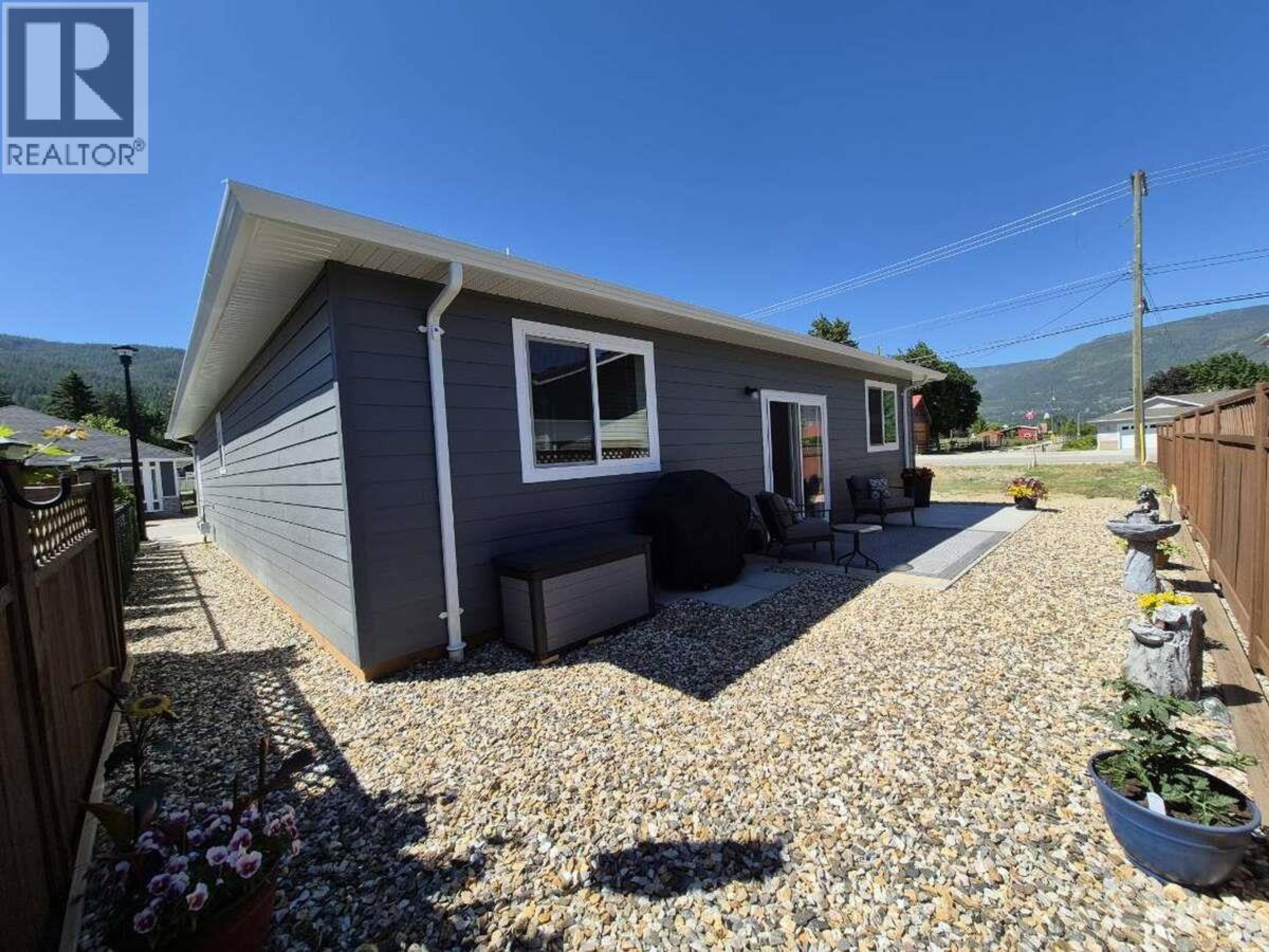 1330 10 Street SW, Salmon Arm - Exteriors - Photo 2