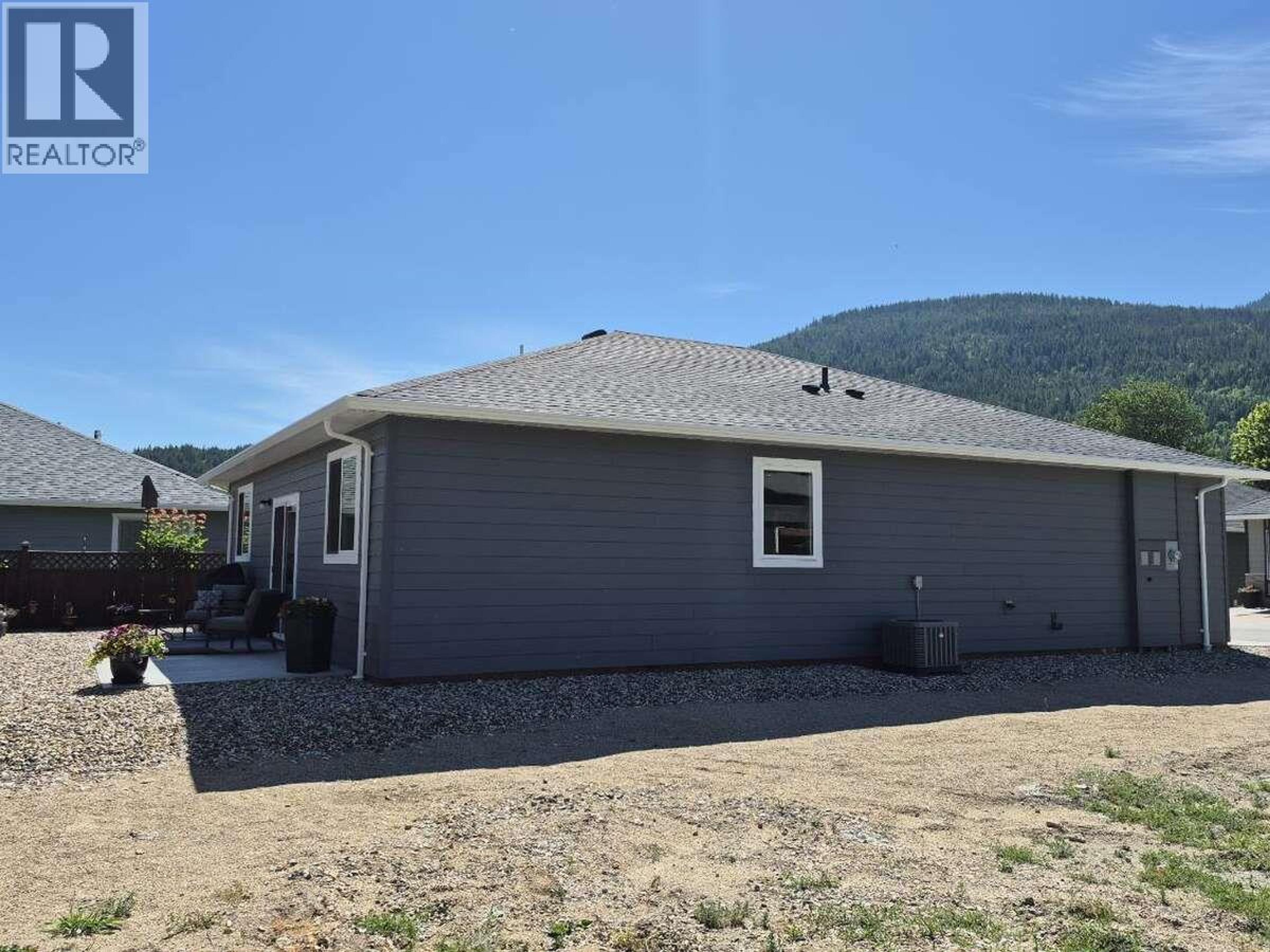 1330 10 Street SW, Salmon Arm - Exteriors - Photo 3