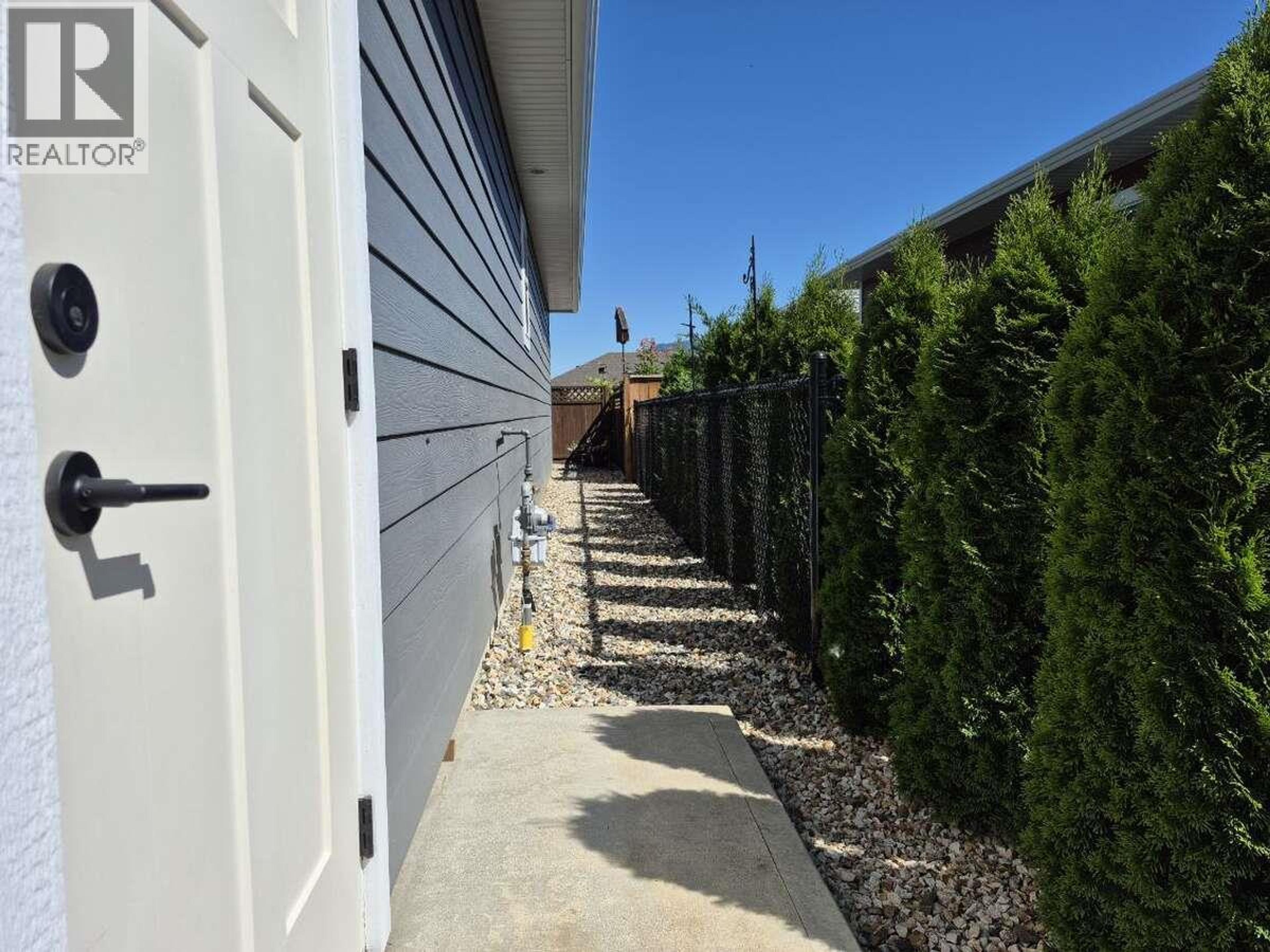 1330 10 Street SW, Salmon Arm - Exteriors - Photo 4