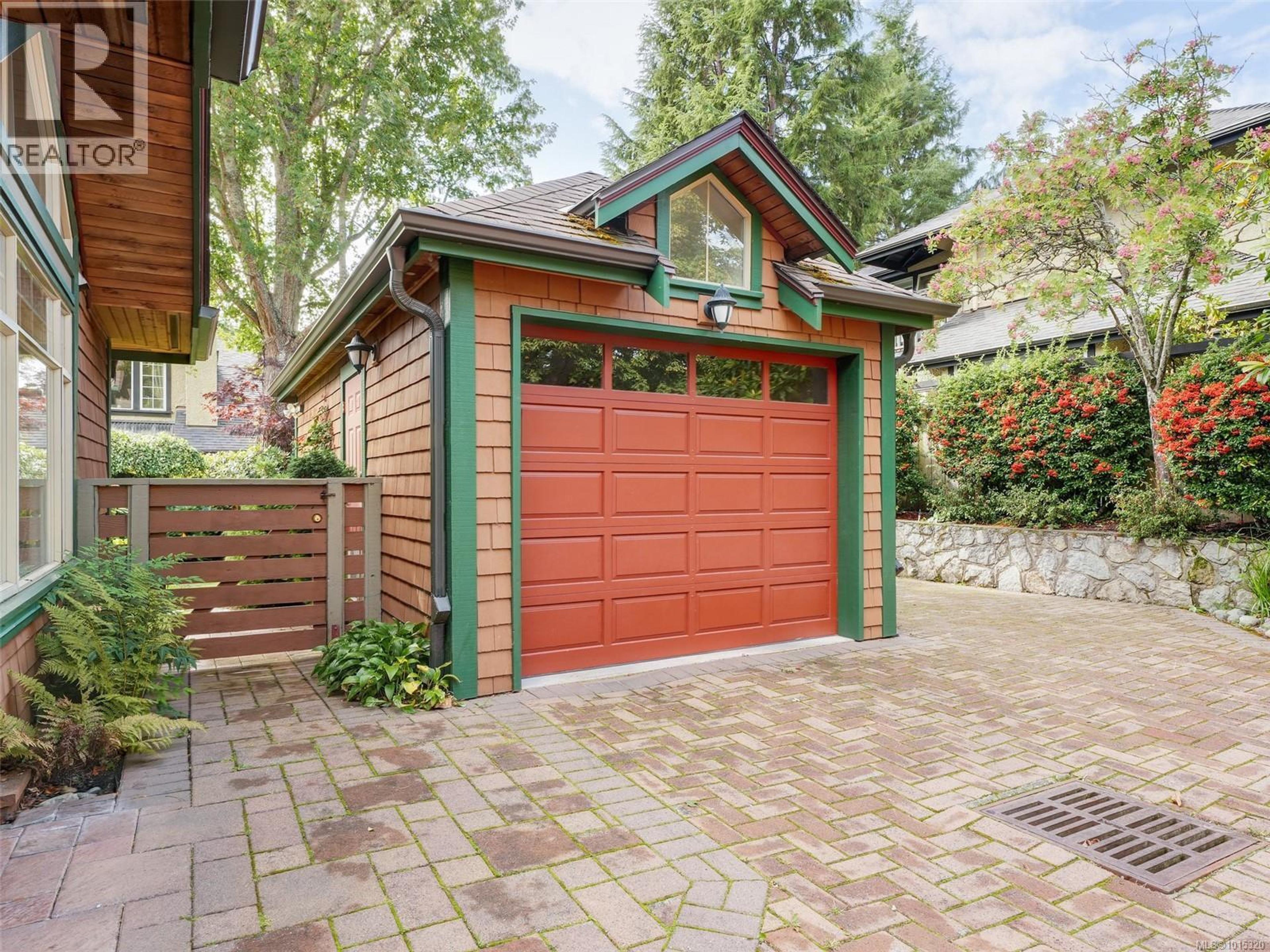 2573 Kilgary Pl, Saanich - Exteriors - Photo 3