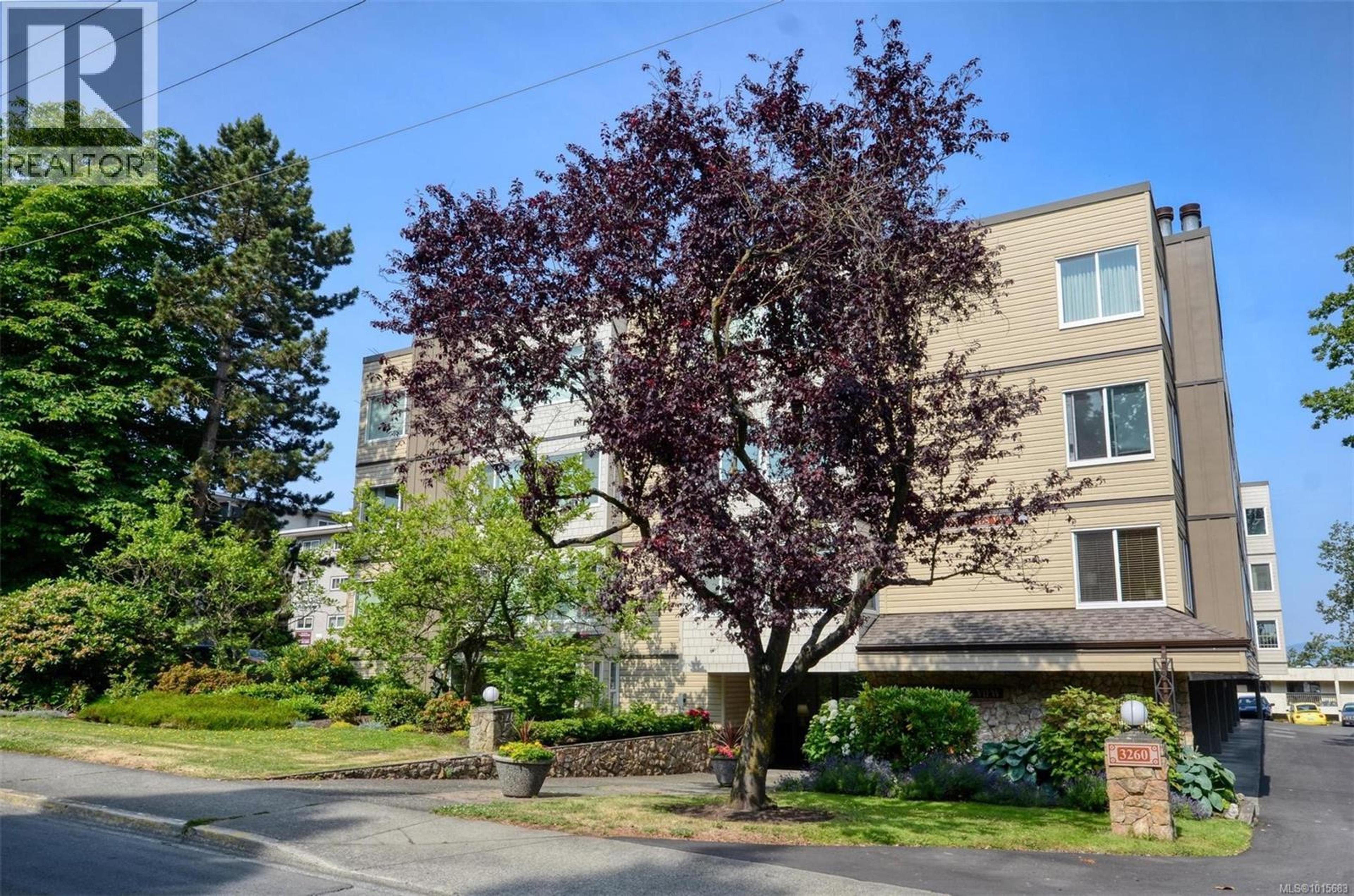 3260 Quadra St, Saanich - Exteriors - Photo 2