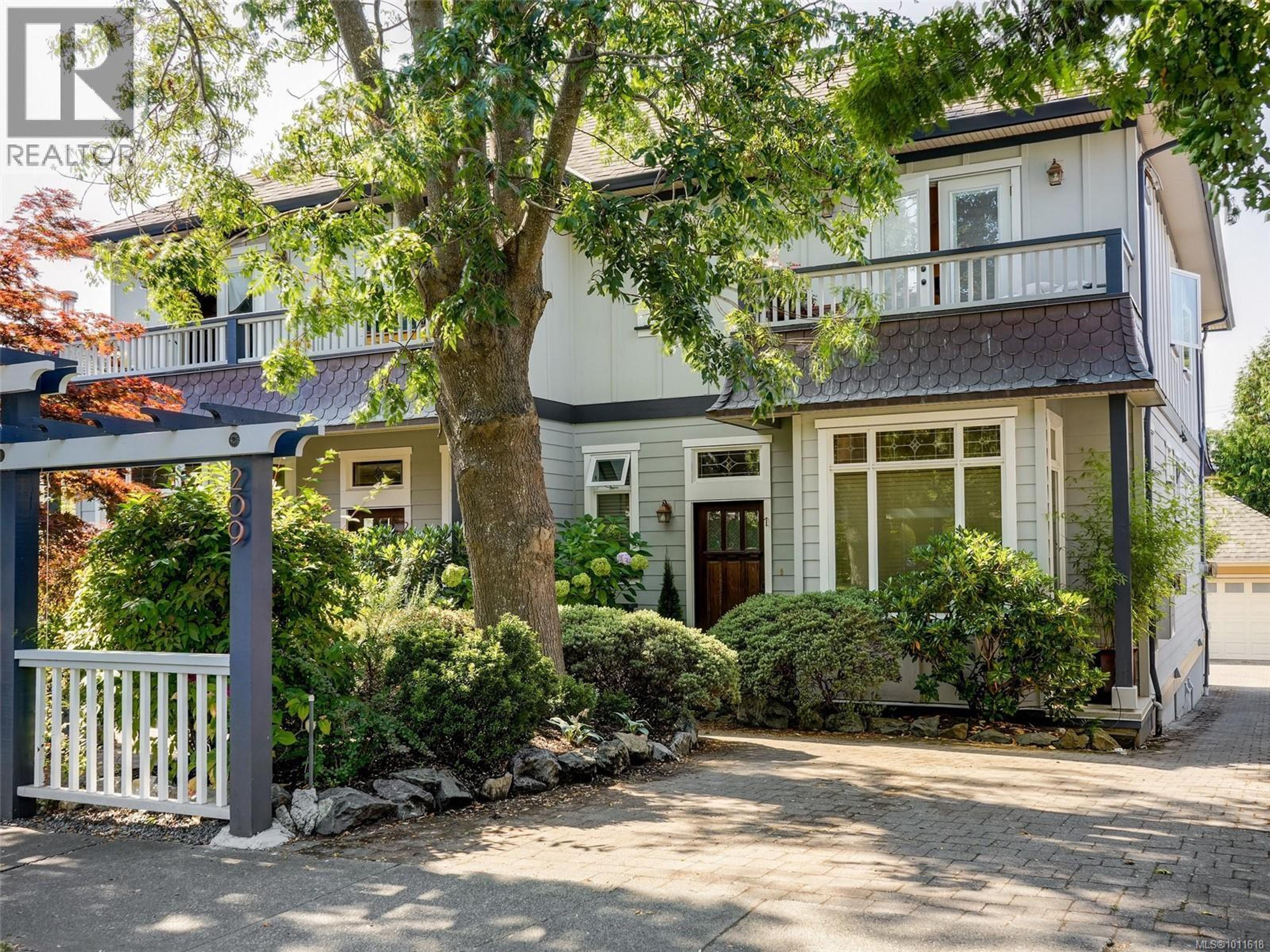 209 Superior St, Victoria - Exteriors - Photo 3