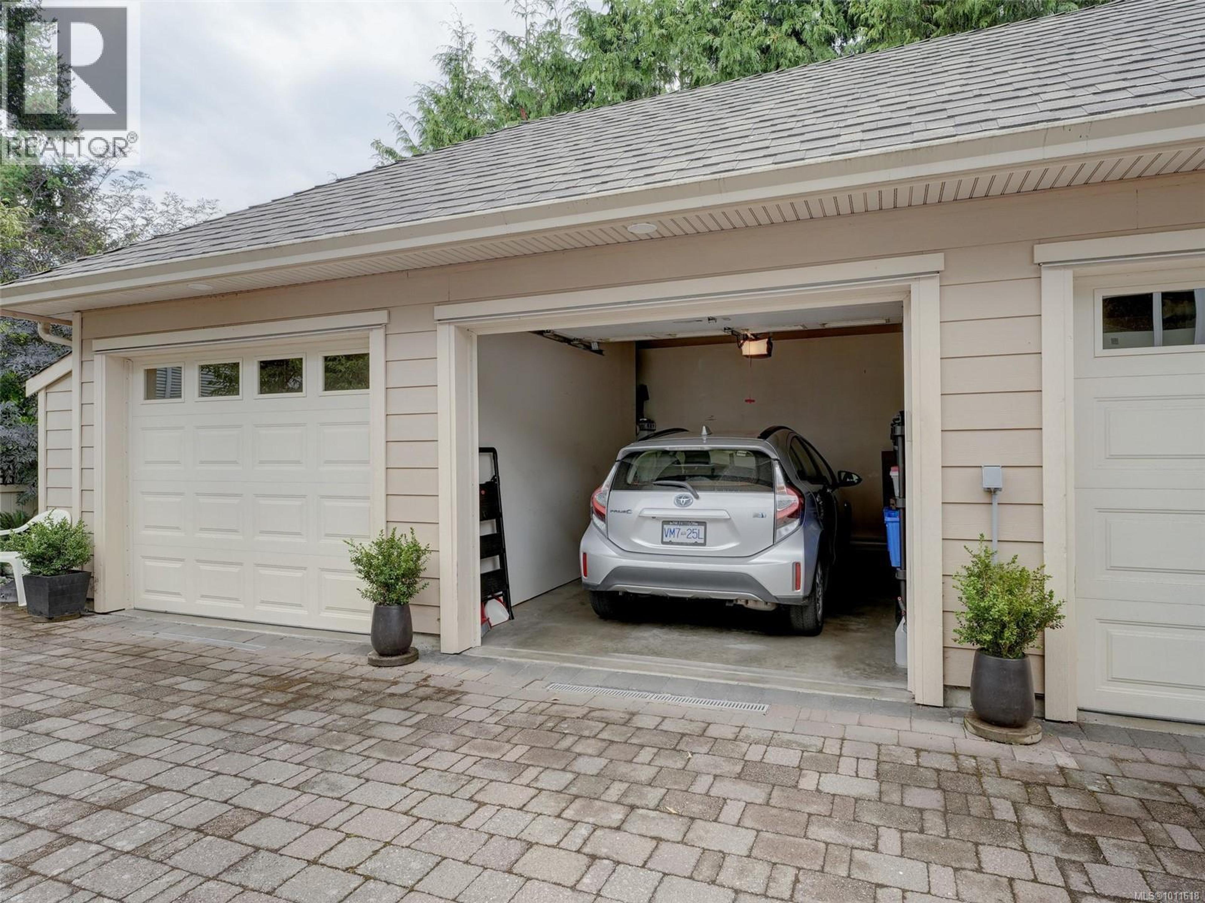 209 Superior St, Victoria - Exteriors - Photo 4