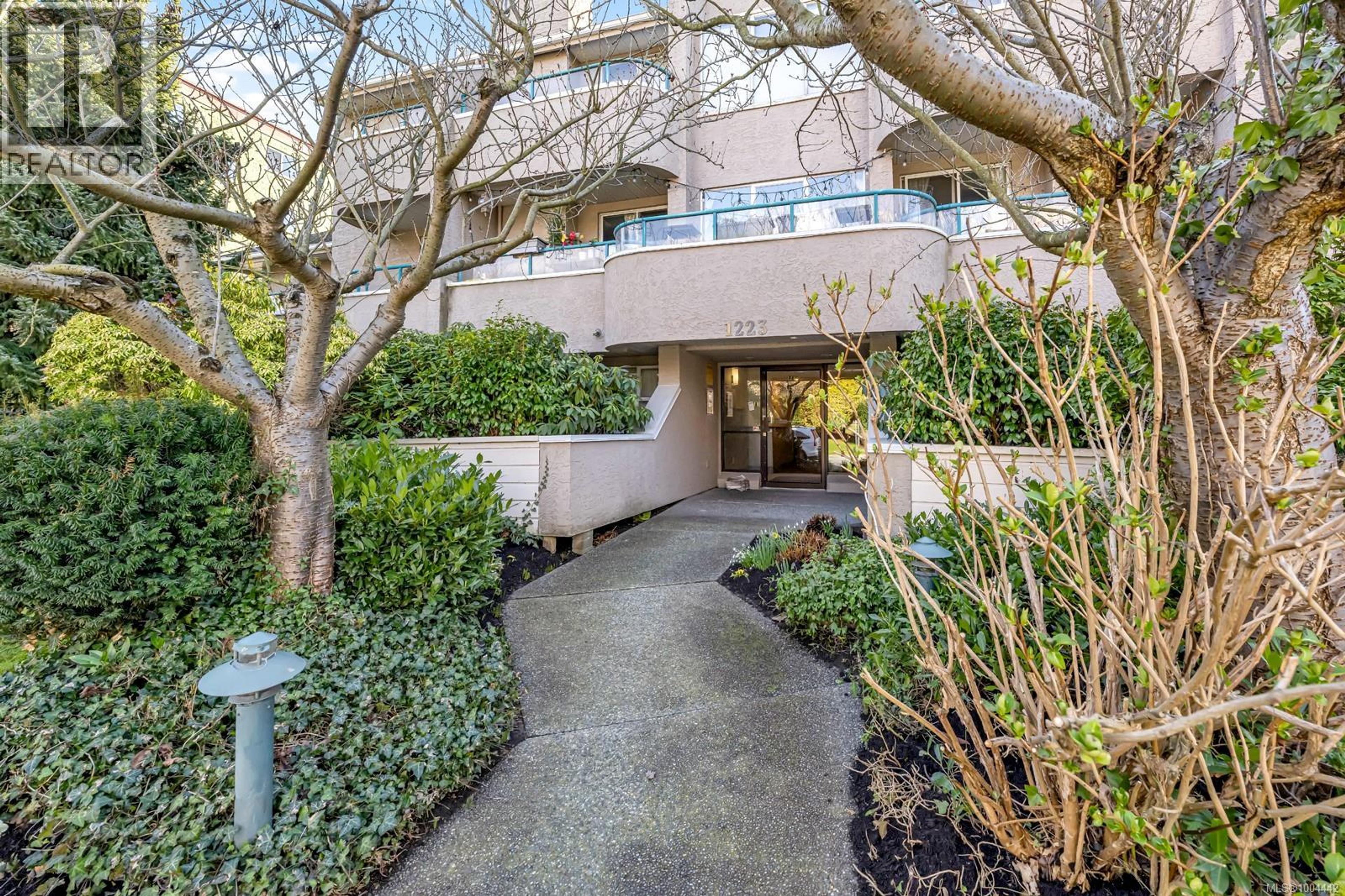 1223 Johnson St, Victoria - Exteriors - Photo 2