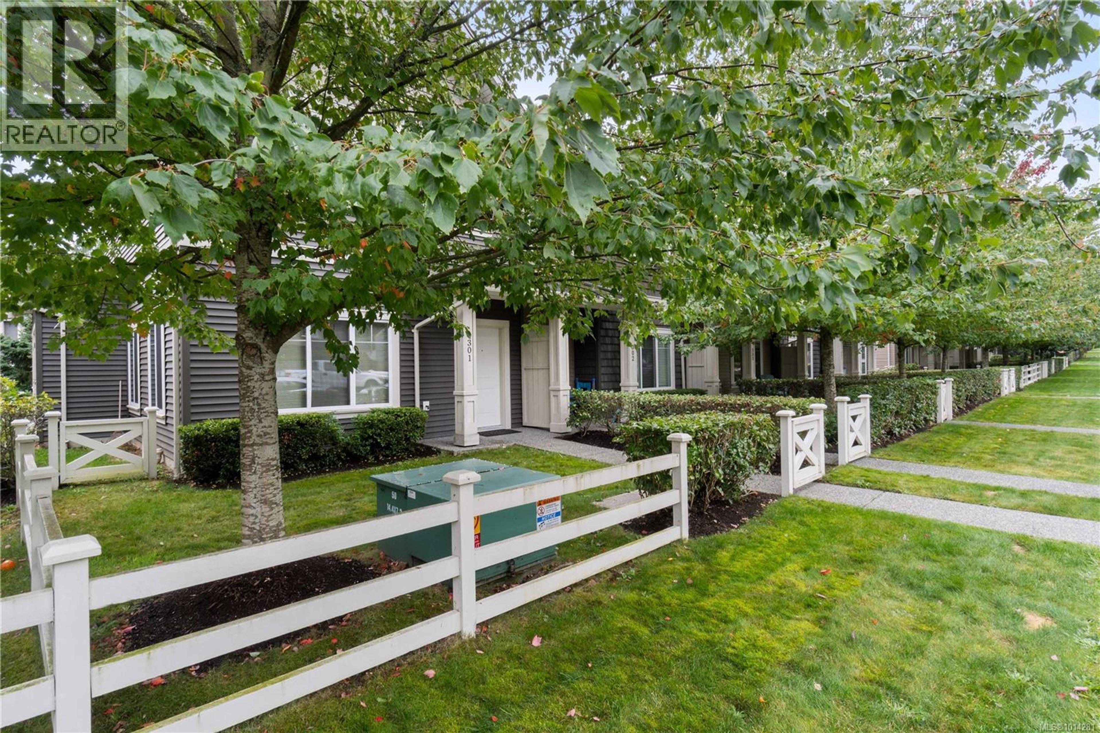 1675 Crescent View Dr, Nanaimo - Exteriors - Full Complex View - Photo 9