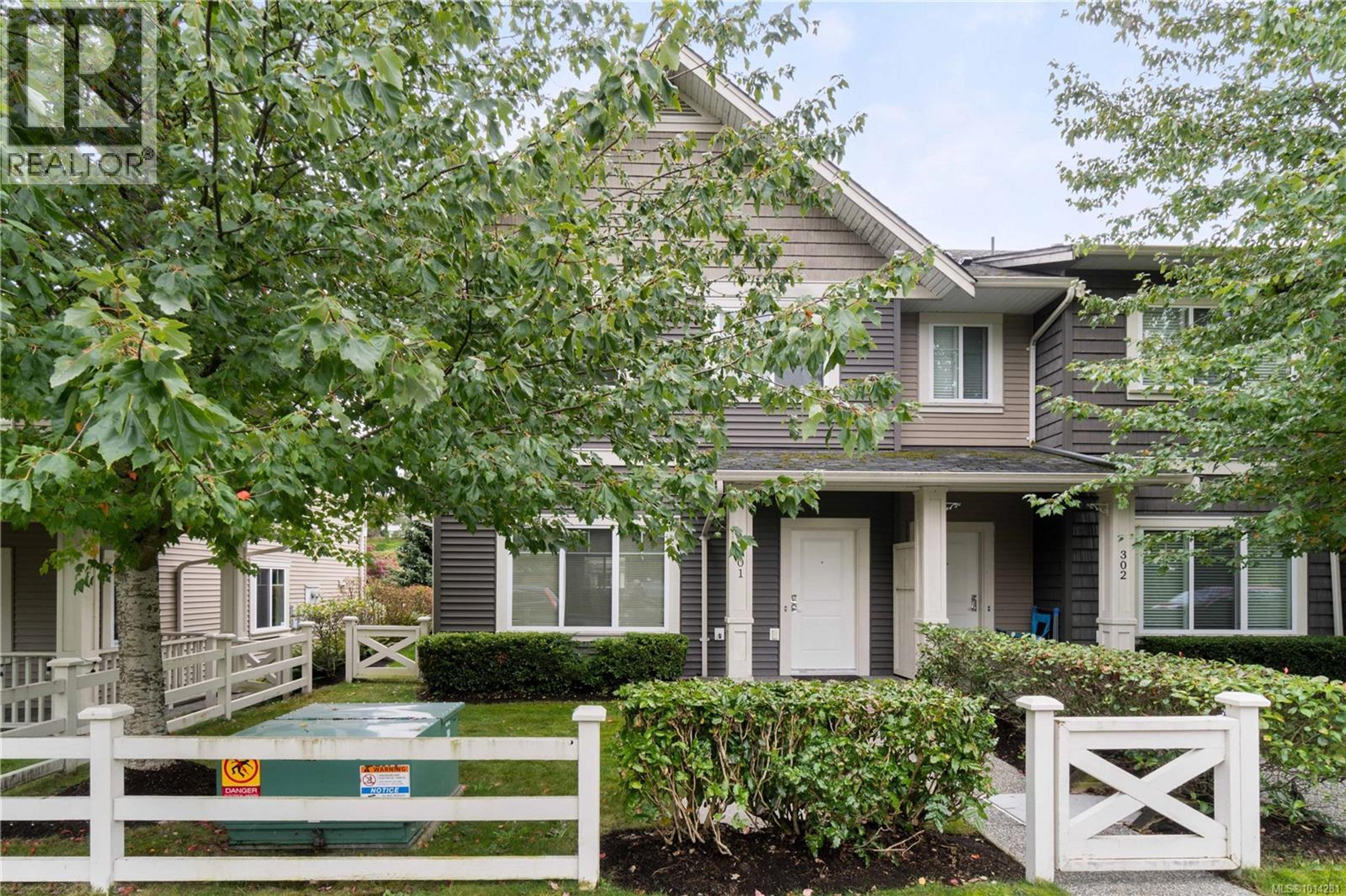 1675 Crescent View Dr, Nanaimo - Exteriors - Full Complex View - Photo 11