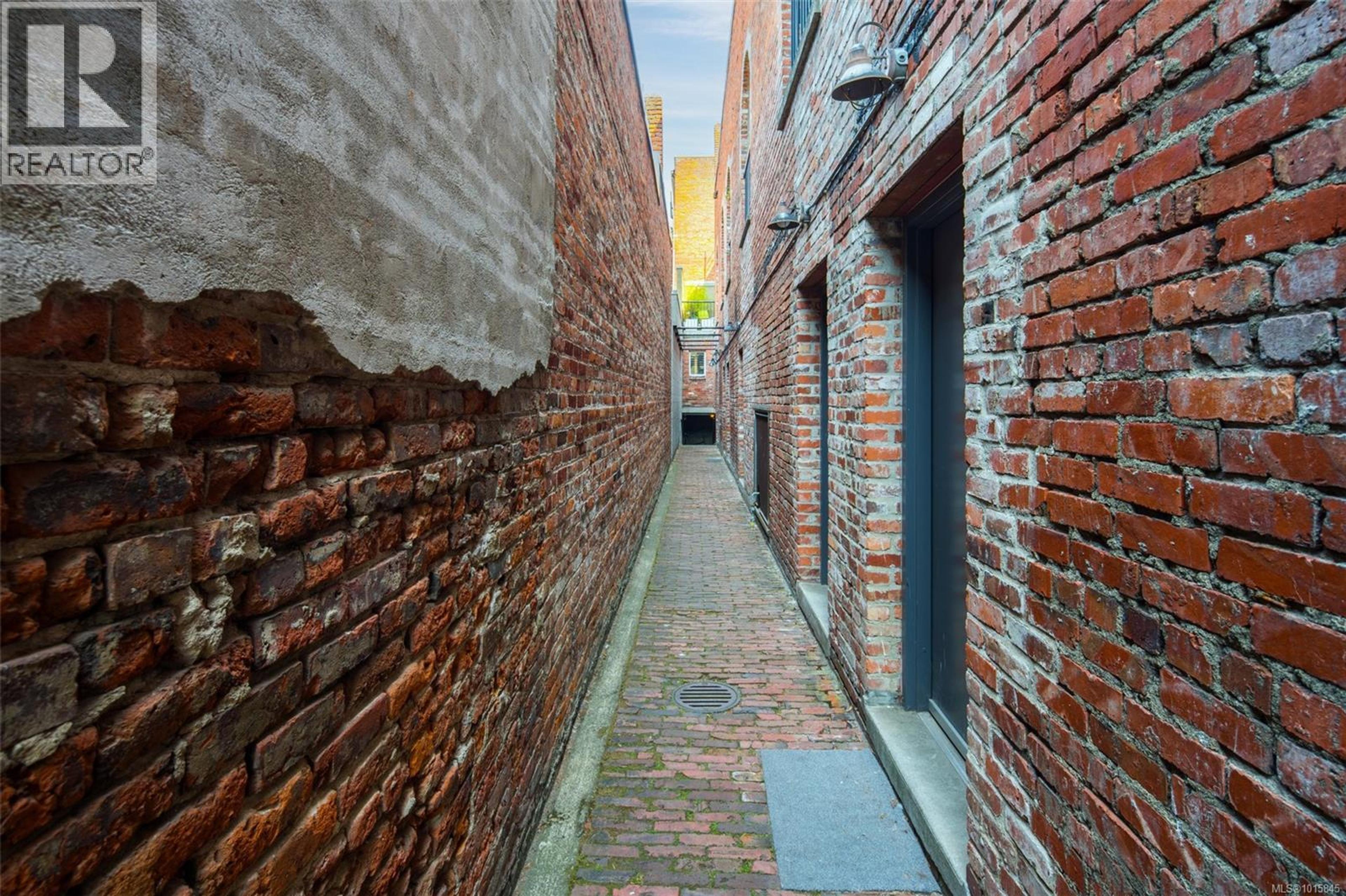 588 Pandora Ave, Victoria - Exteriors - Photo 1