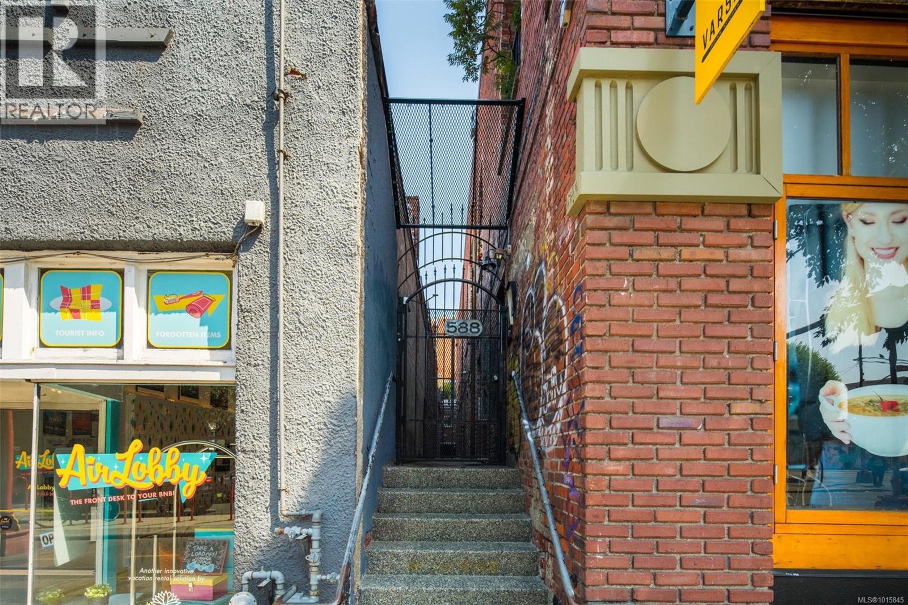 588 Pandora Ave, Victoria - Exteriors - Photo 2