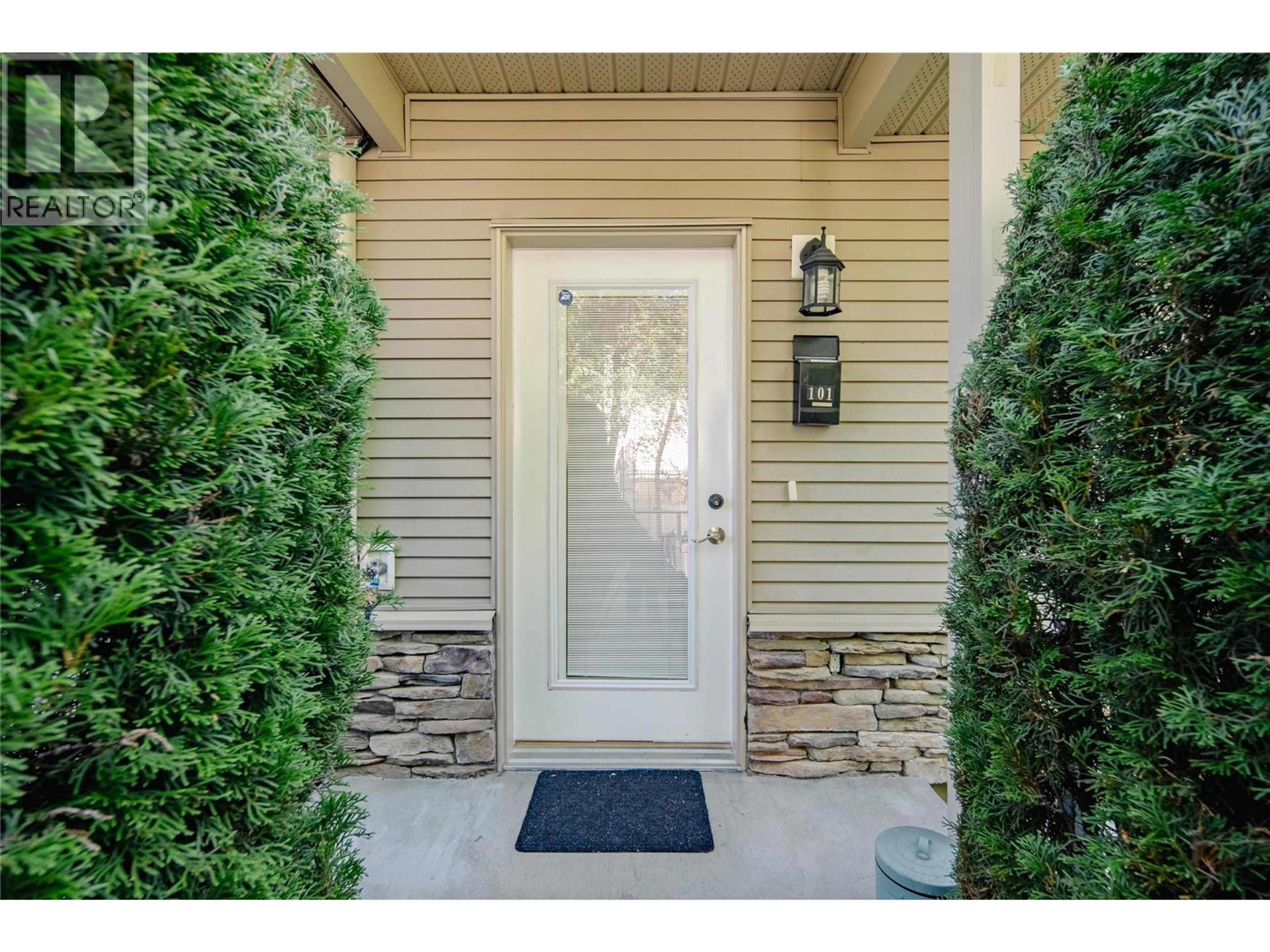 952 Lawson Avenue, Kelowna - Exteriors - Photo 2