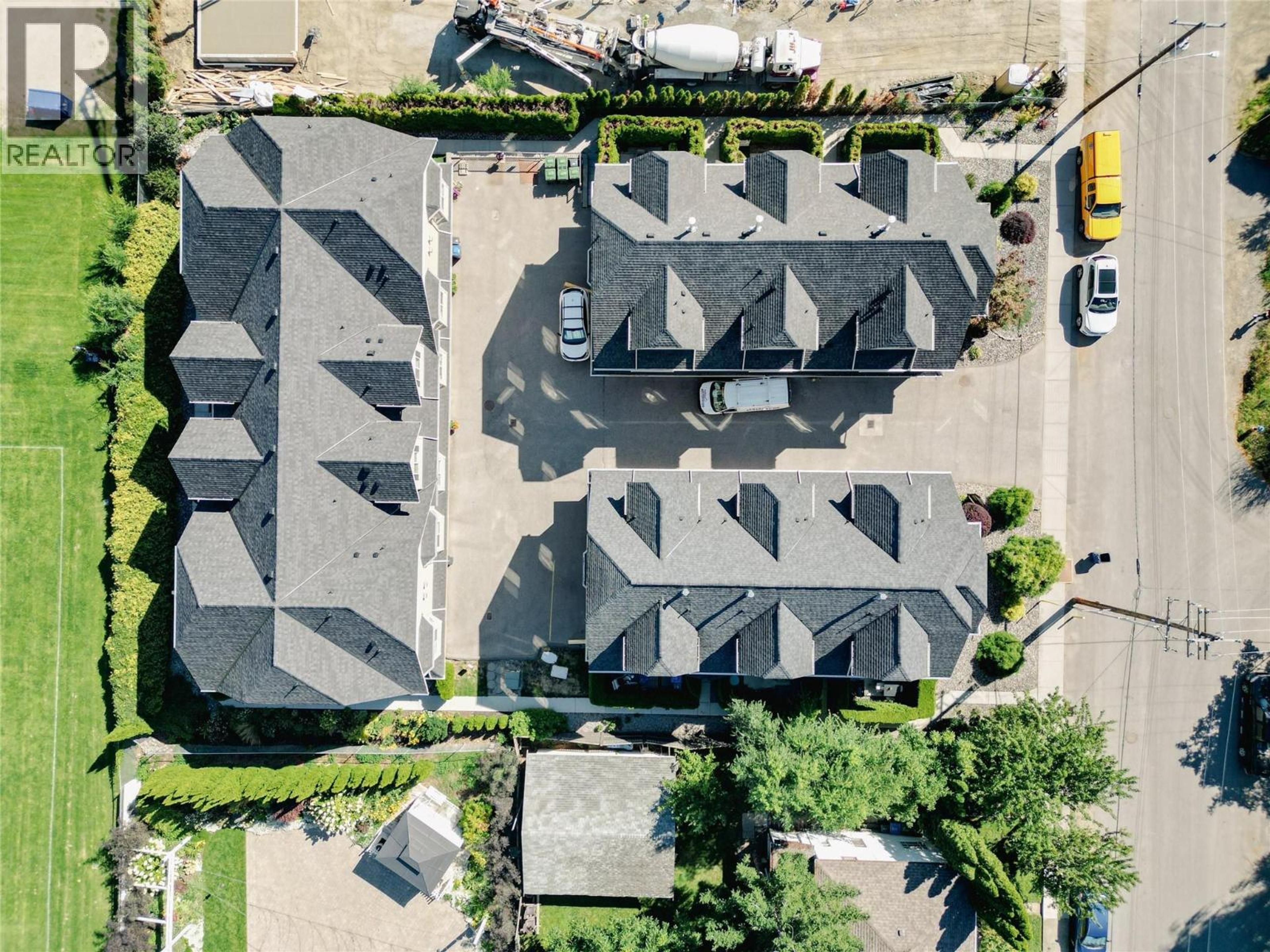 952 Lawson Avenue, Kelowna - Exteriors - Full Complex View, Drone/Aerial View - Photo 3