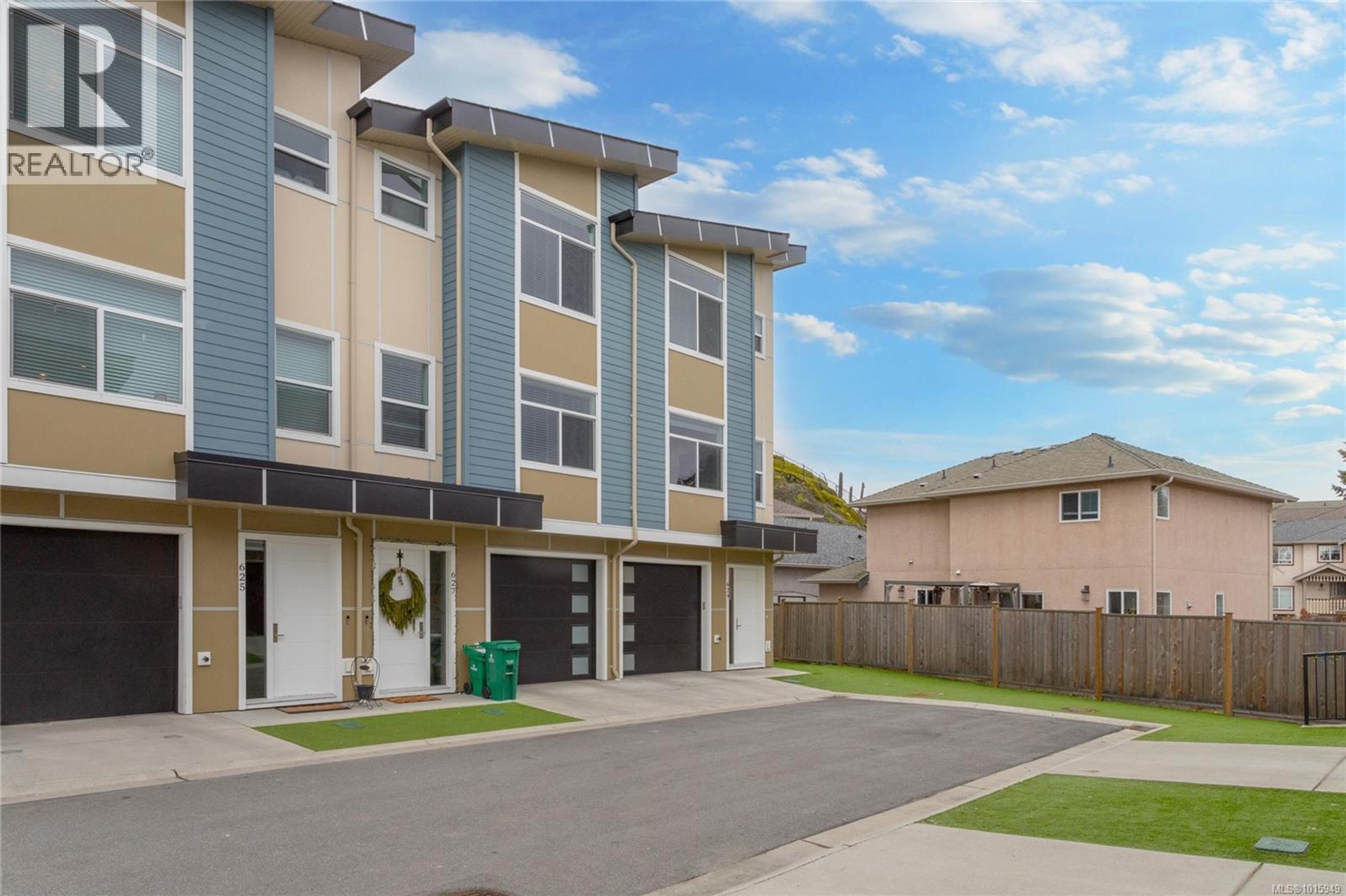 629 Selwyn Close, Langford - Exteriors - Full Complex View - Photo 3