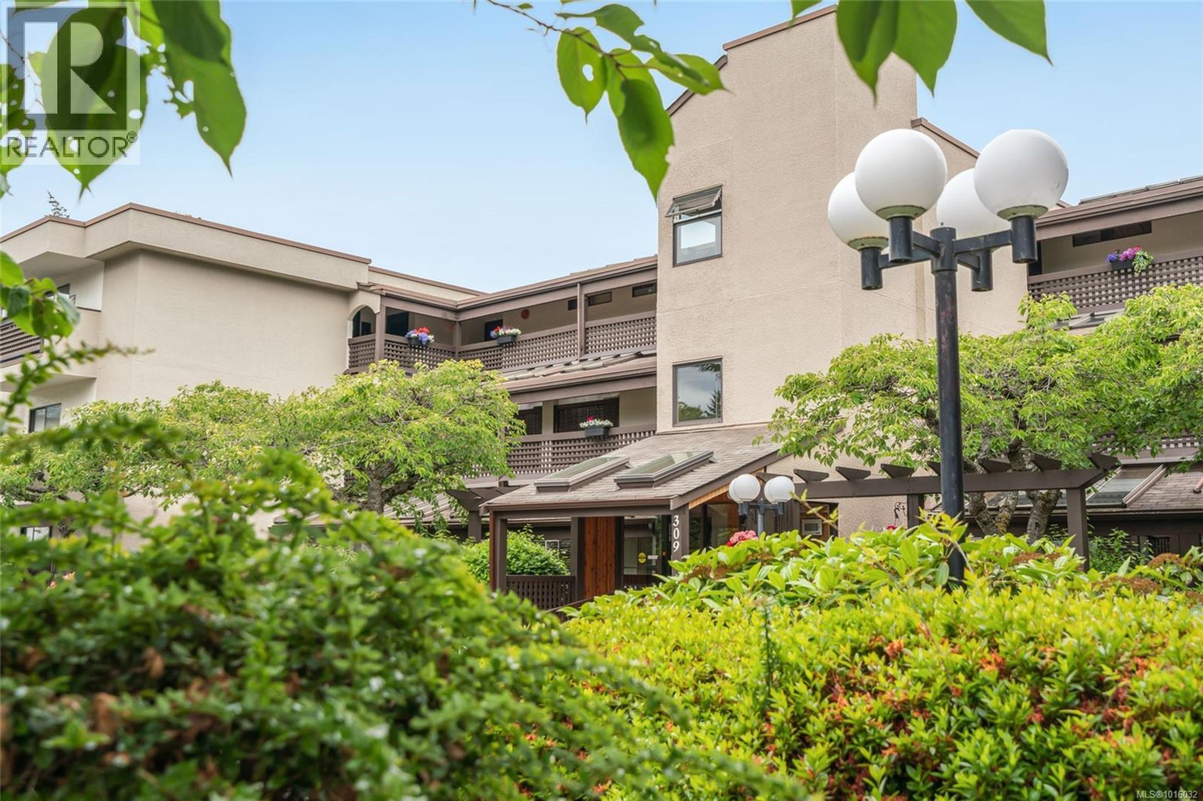 309 MORISON Ave, Parksville - Exteriors - Full Complex View - Photo 3