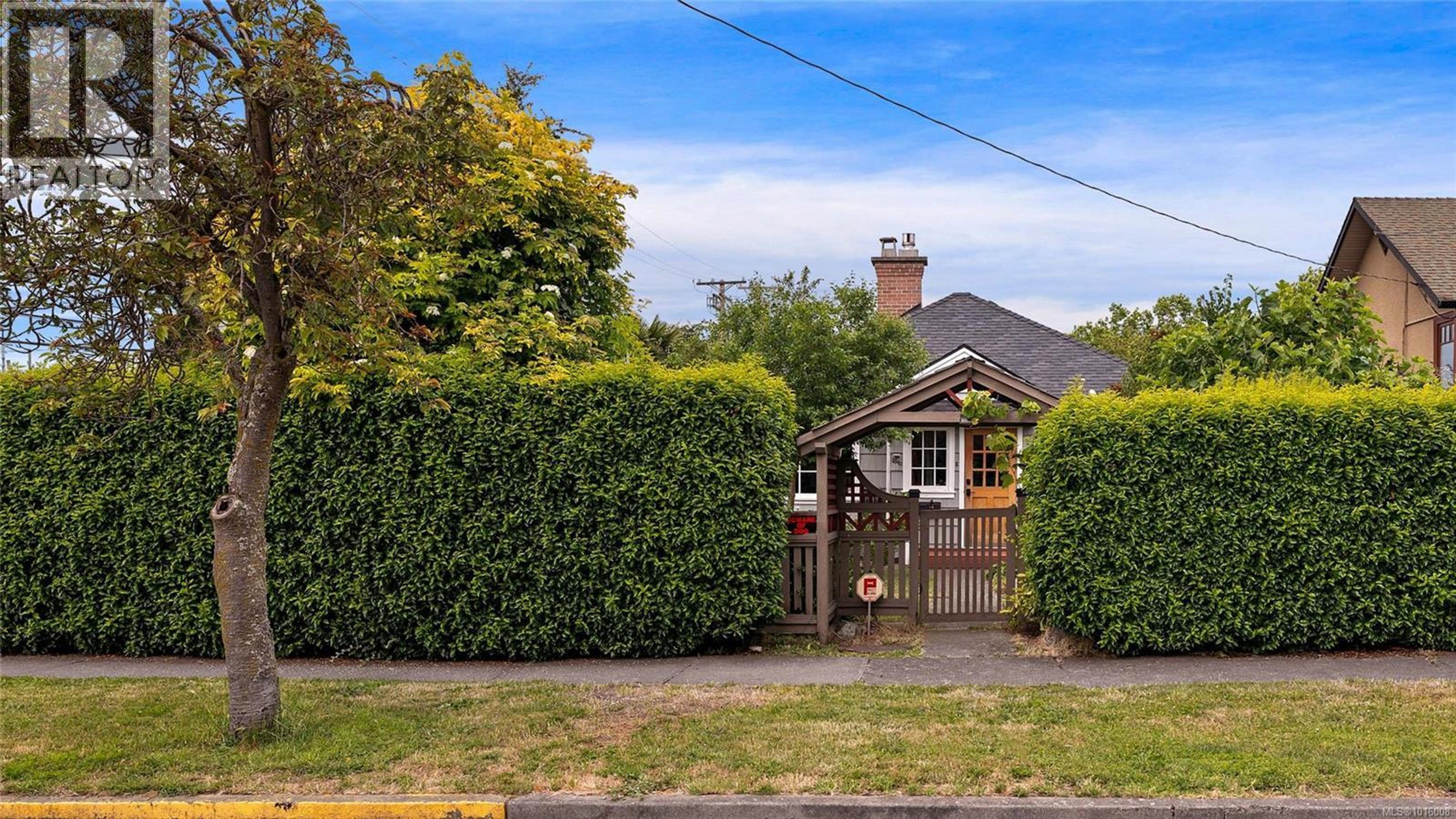 2540 Empire St, Victoria - Exteriors - Photo 1