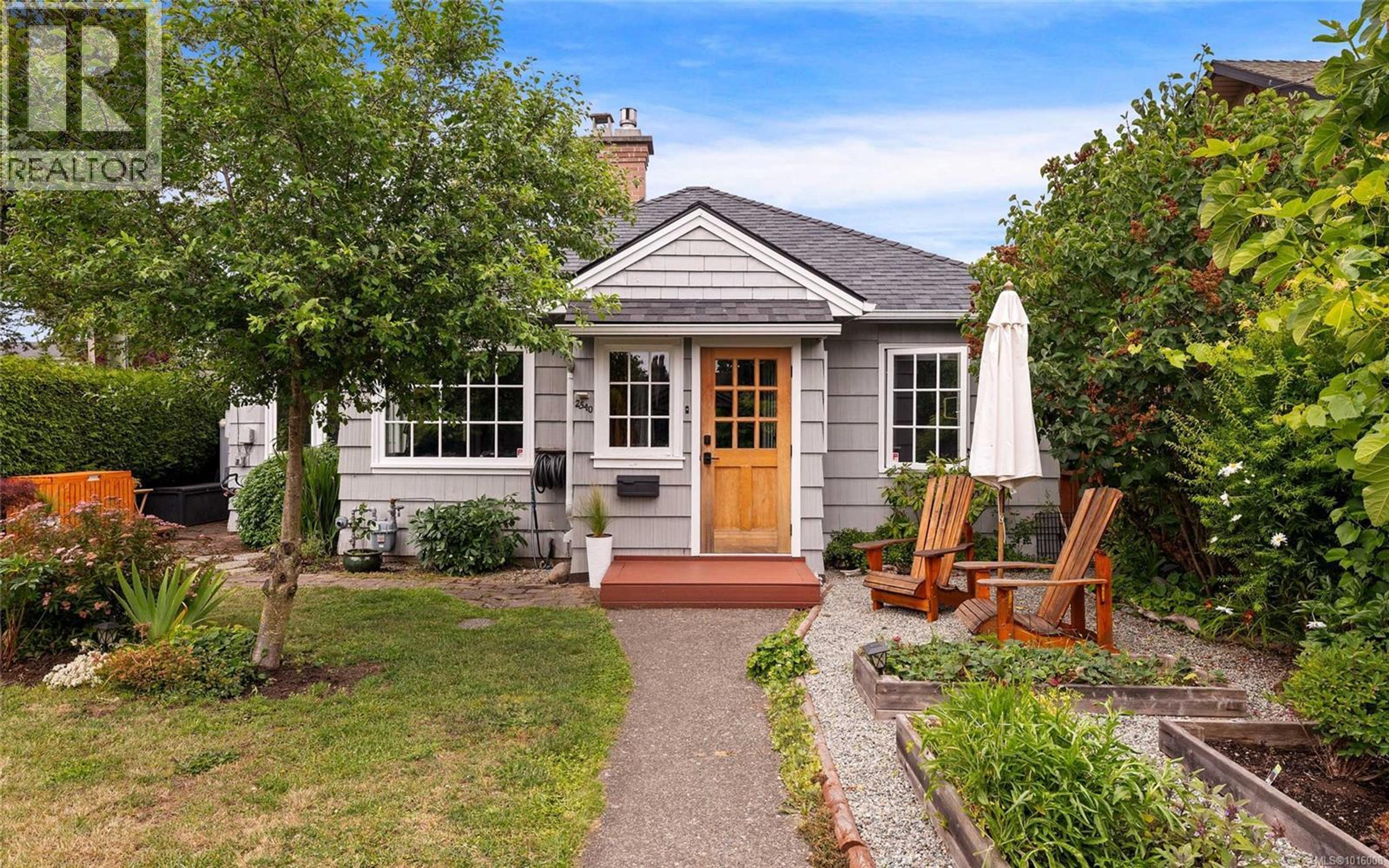 2540 Empire St, Victoria - Exteriors - Photo 2