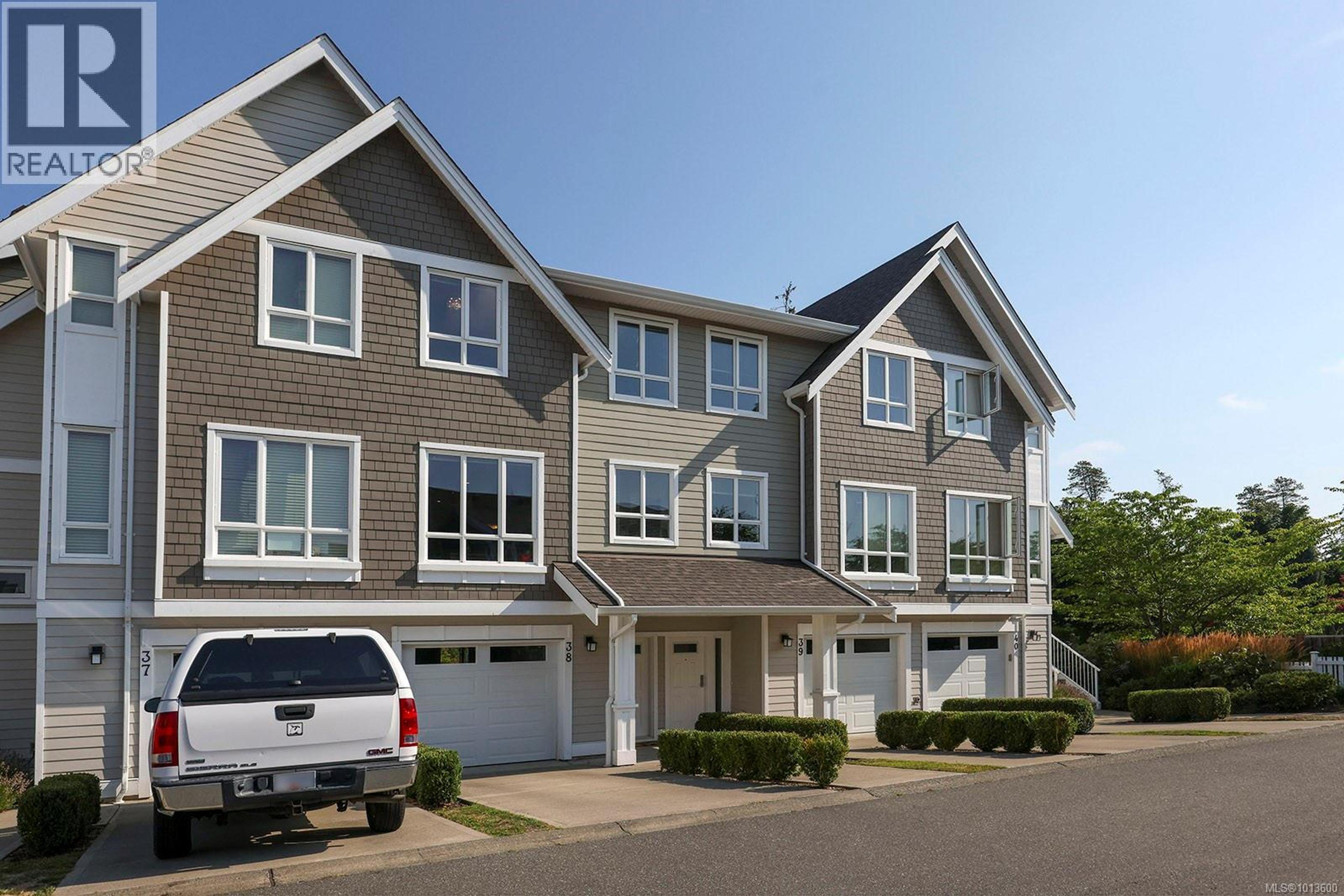 700 Lancaster Way, Comox - Exteriors - Full Complex View - Photo 10