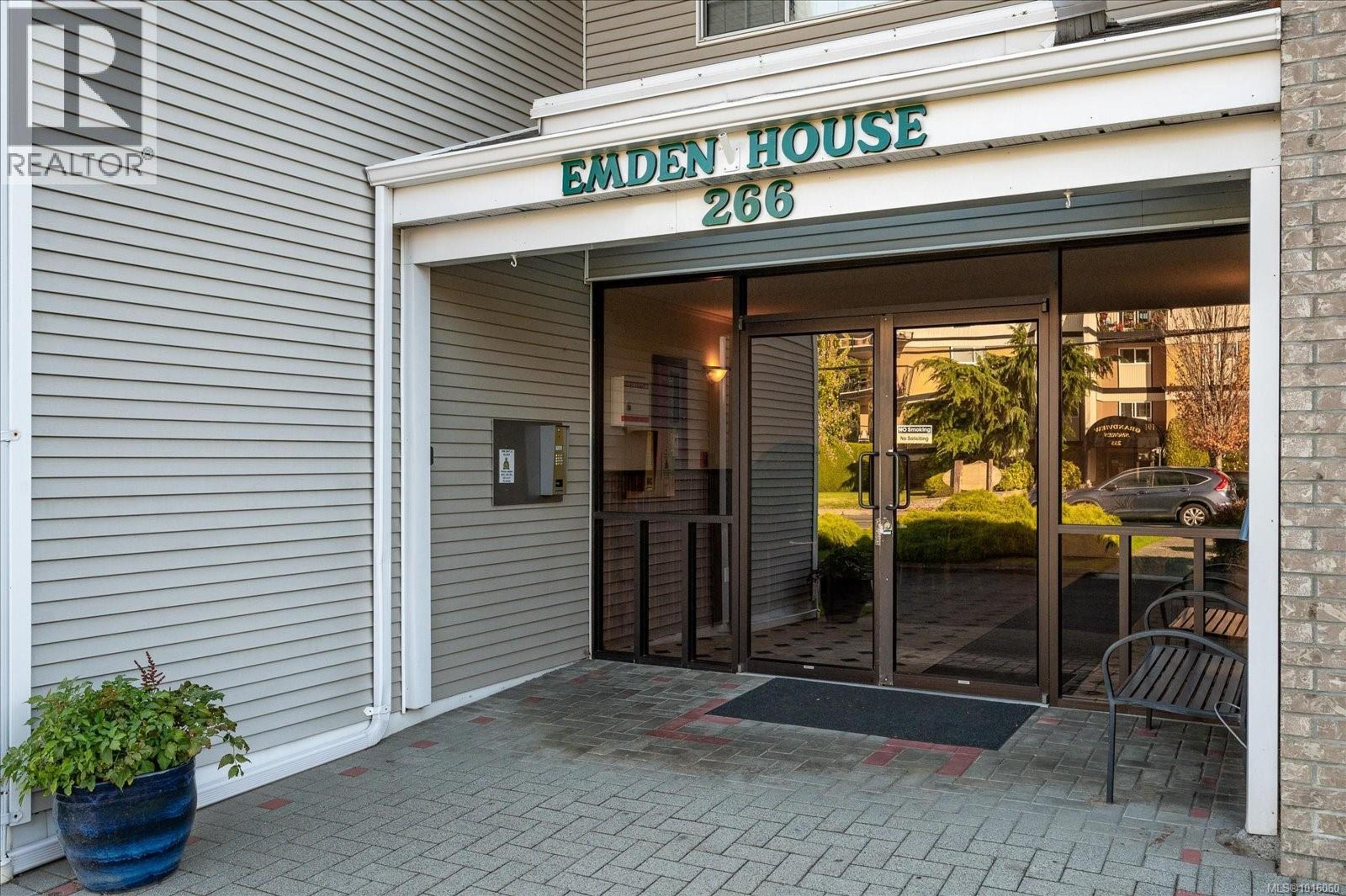 266 Hirst Ave W, Parksville - Exteriors - Photo 3