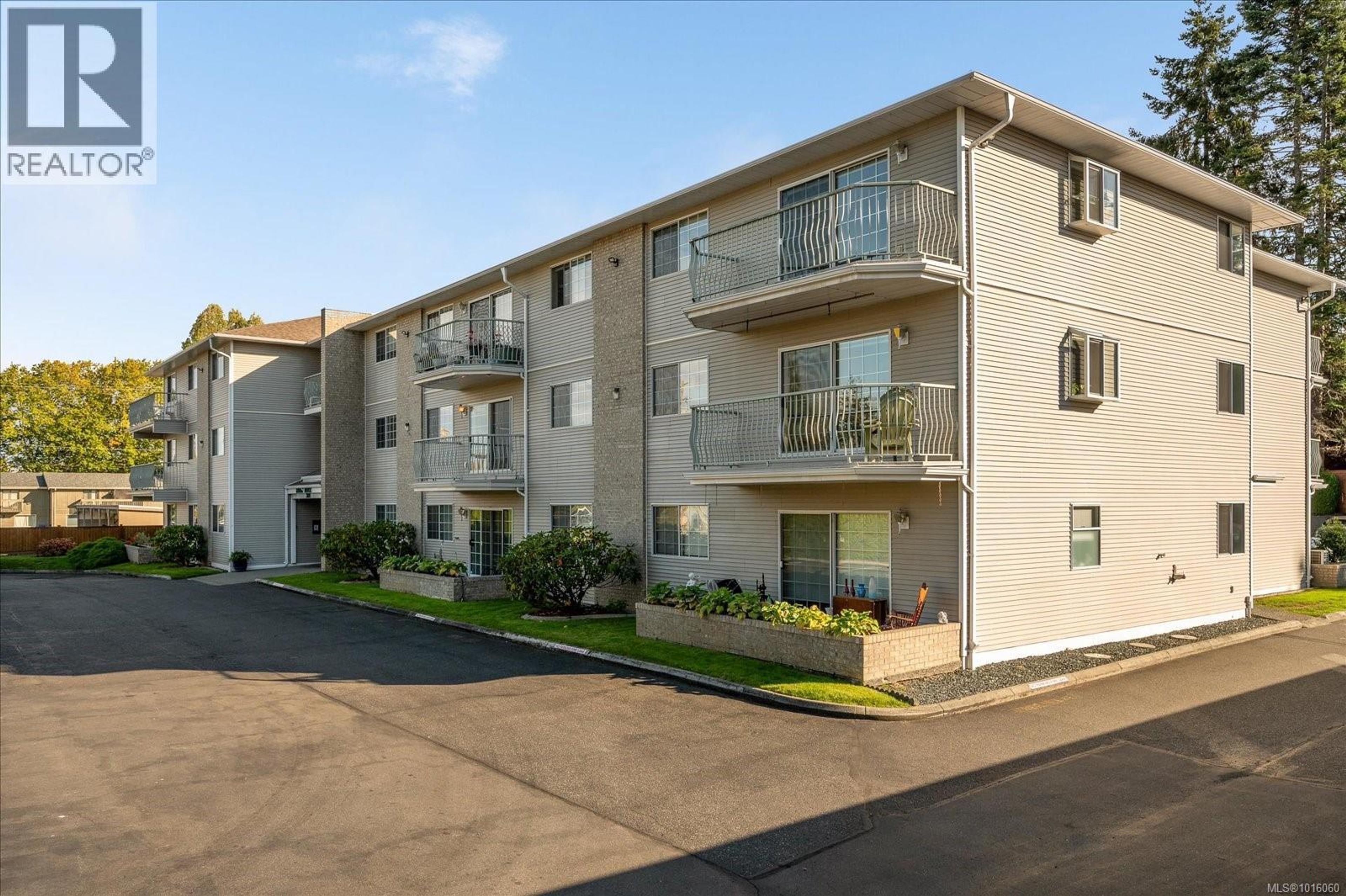 266 Hirst Ave W, Parksville - Exteriors - Photo 4