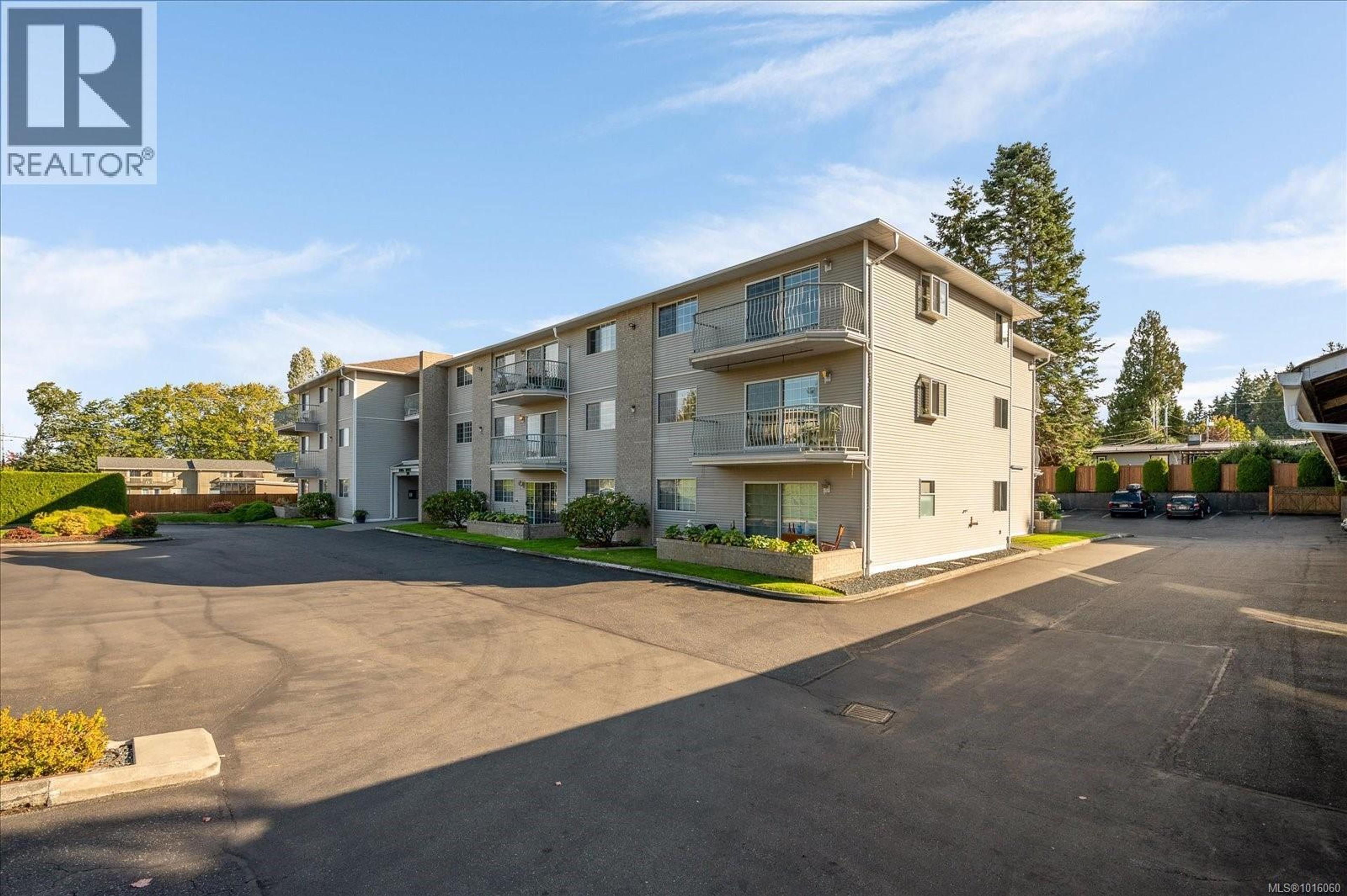 266 Hirst Ave W, Parksville - Exteriors - Full Complex View - Photo 5