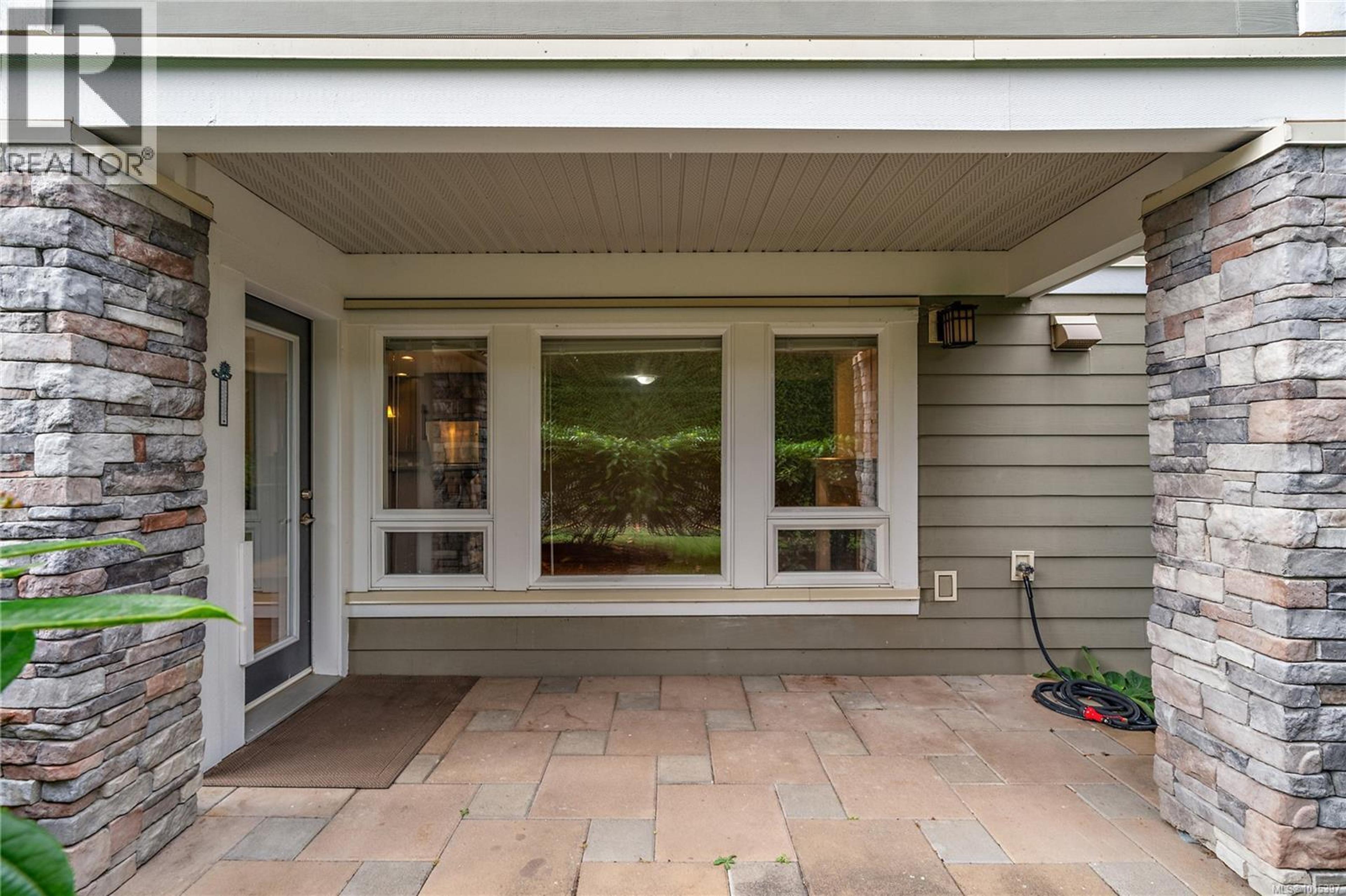 535 Heatherdale Lane, Saanich - Exteriors - Photo 3