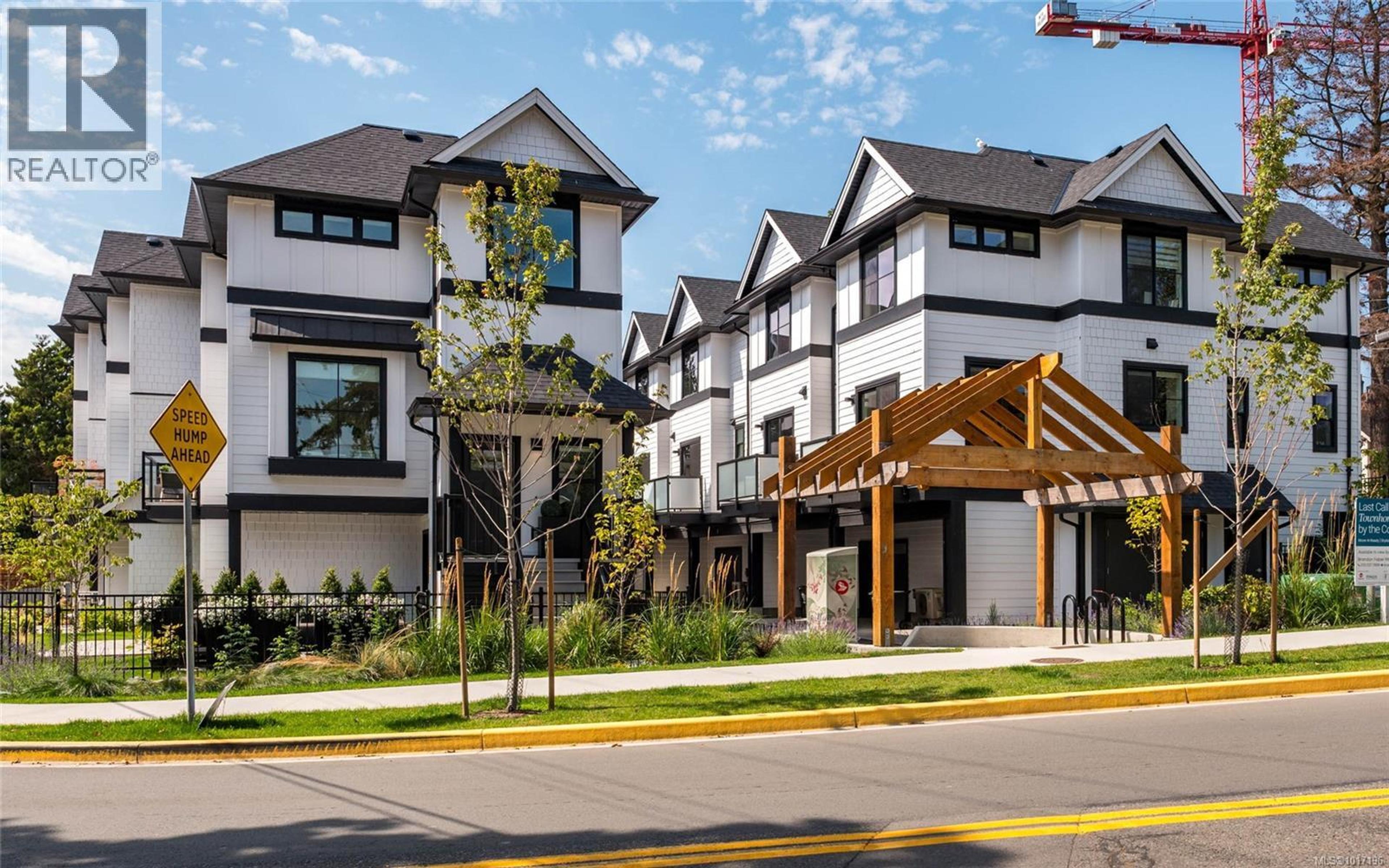 820 Dunsmuir Rd, Esquimalt - Exteriors - Full Complex View - Photo 2