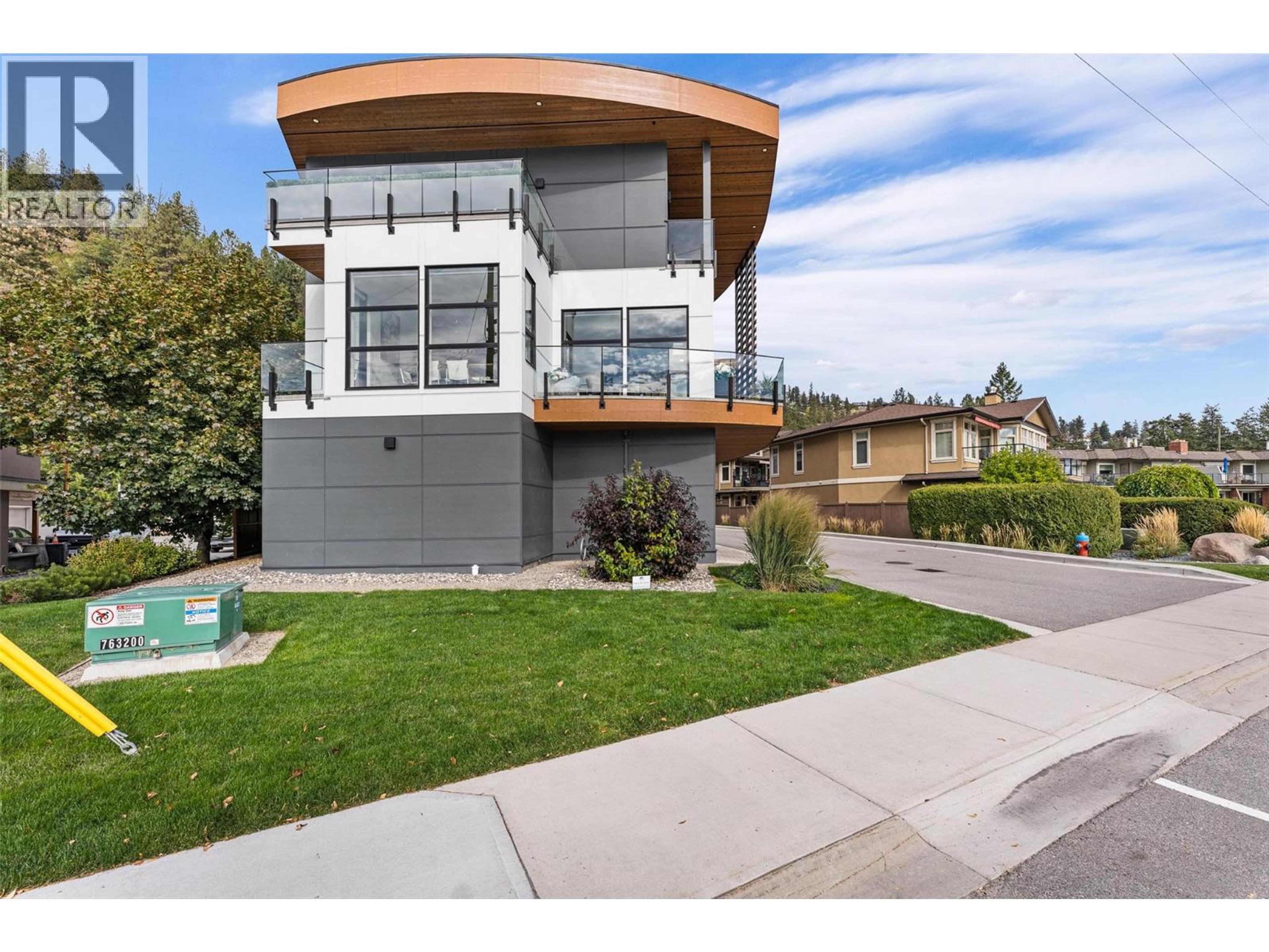 4364 Beach Avenue, Peachland - Exteriors - Photo 2