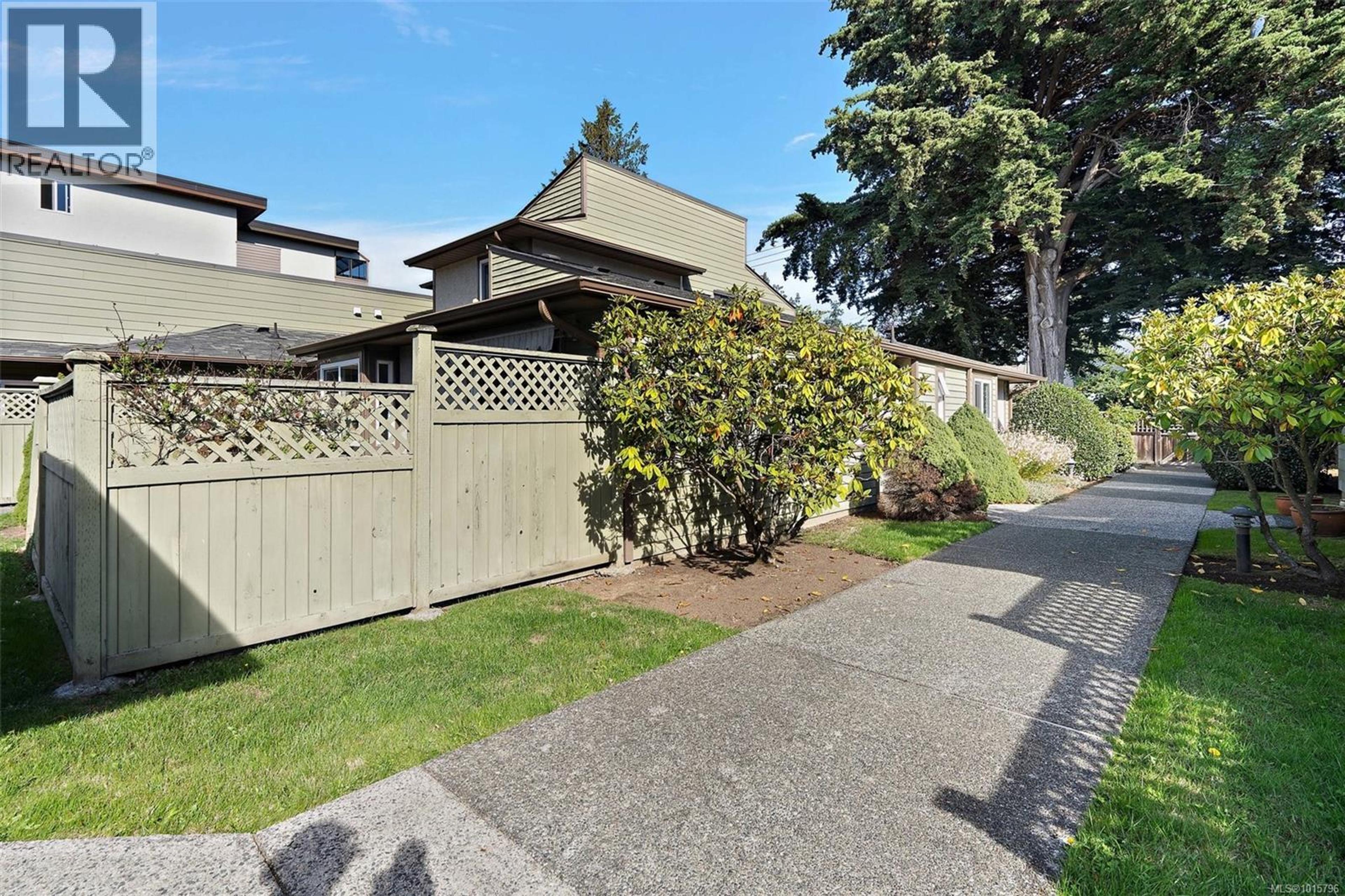 10008 Third St, Sidney - Exteriors - Photo 1