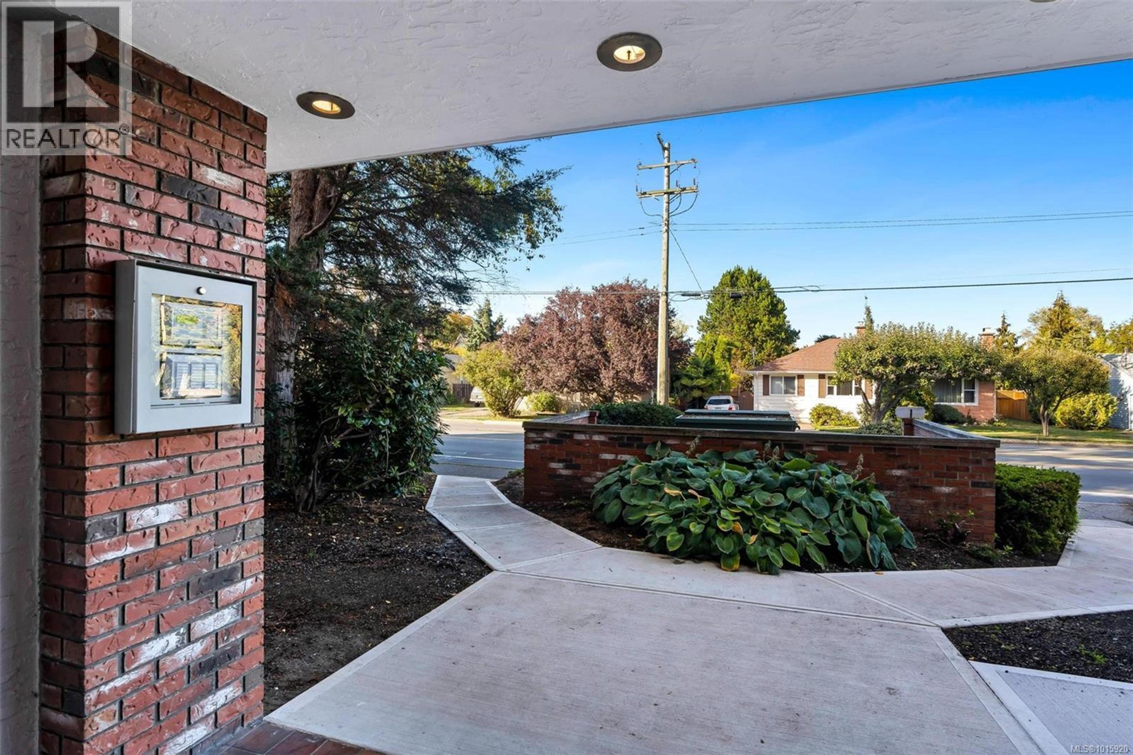 1725 Cedar Hill Cross Rd, Saanich - Exteriors - Photo 3