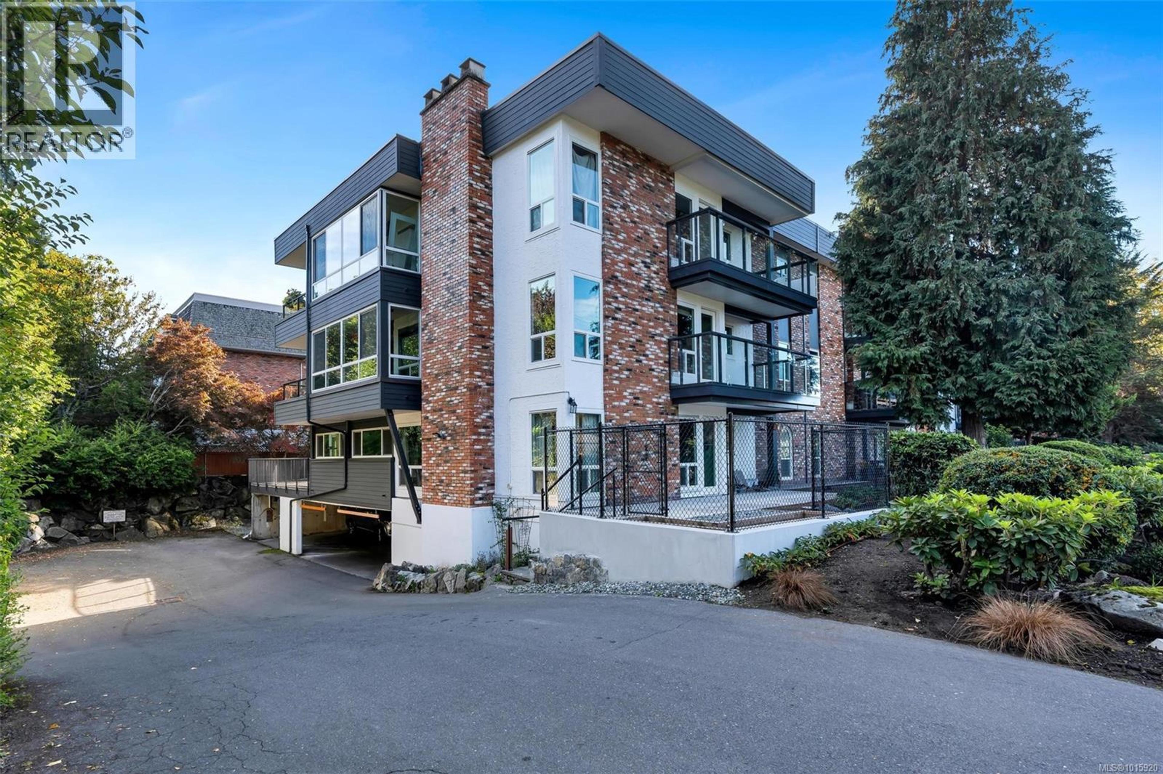 1725 Cedar Hill Cross Rd, Saanich - Exteriors - Photo 4