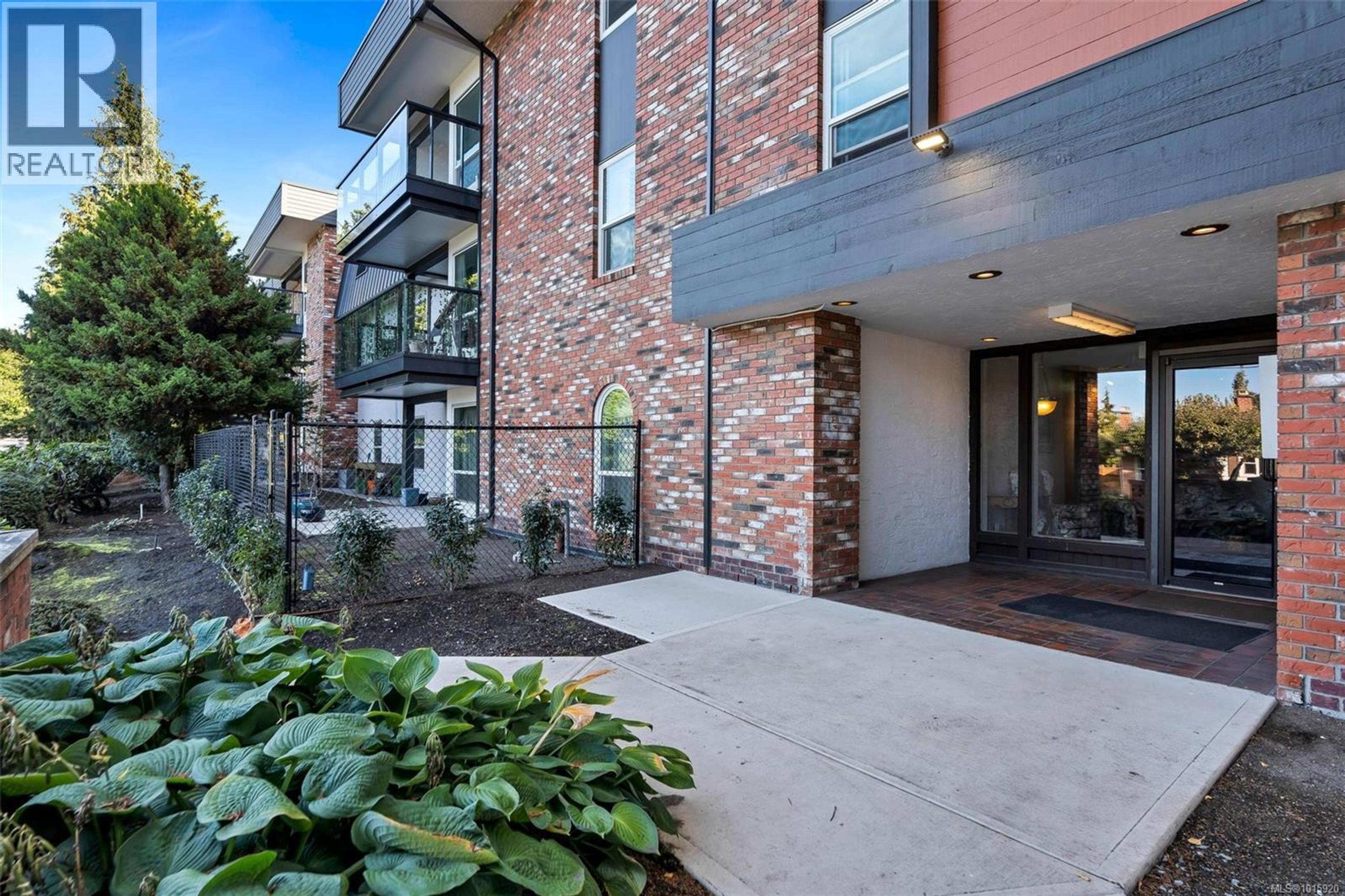 1725 Cedar Hill Cross Rd, Saanich - Exteriors - Photo 6