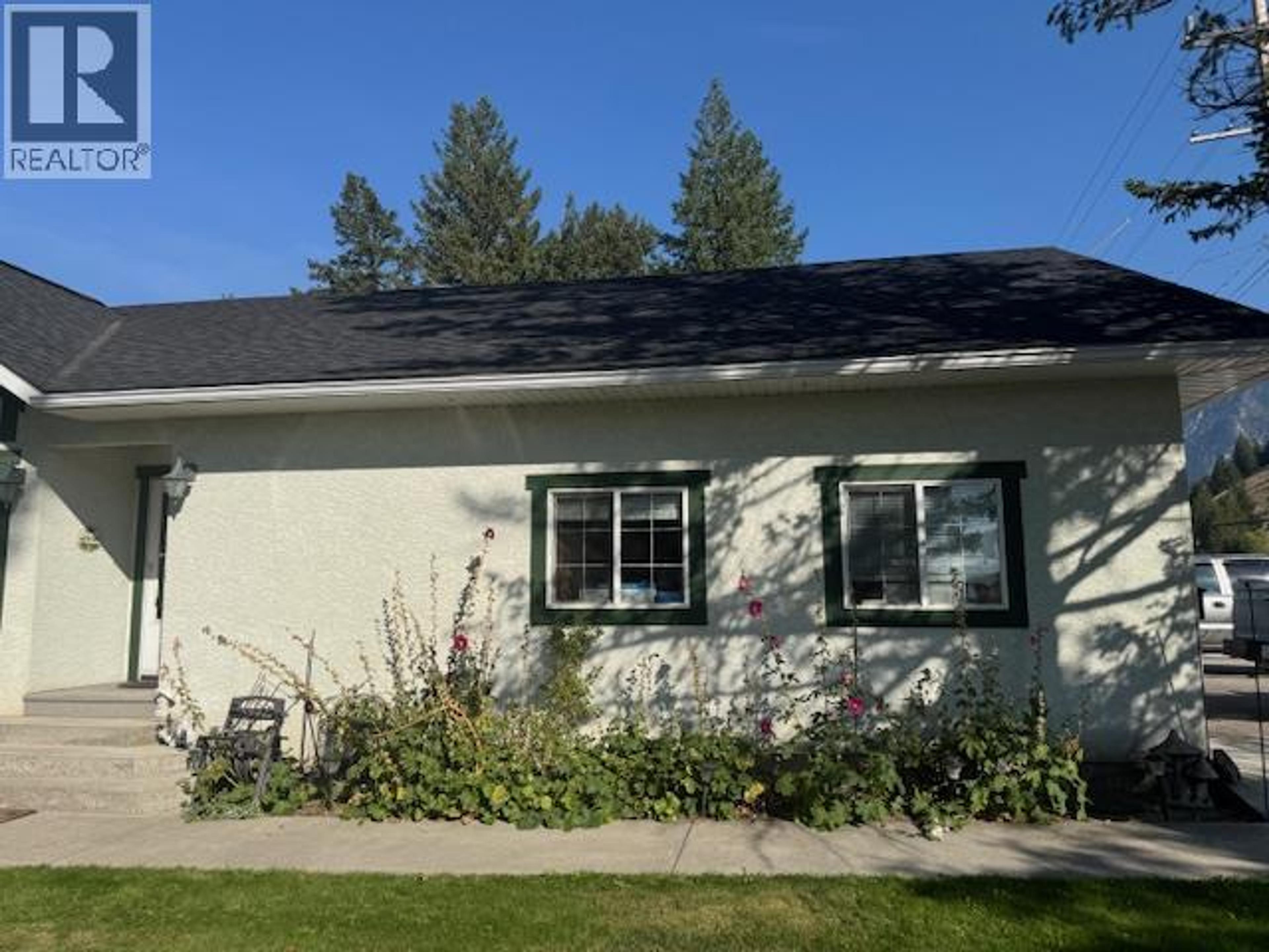 7369 Prospector Avenue, Radium Hot Springs - Exteriors - Photo 17