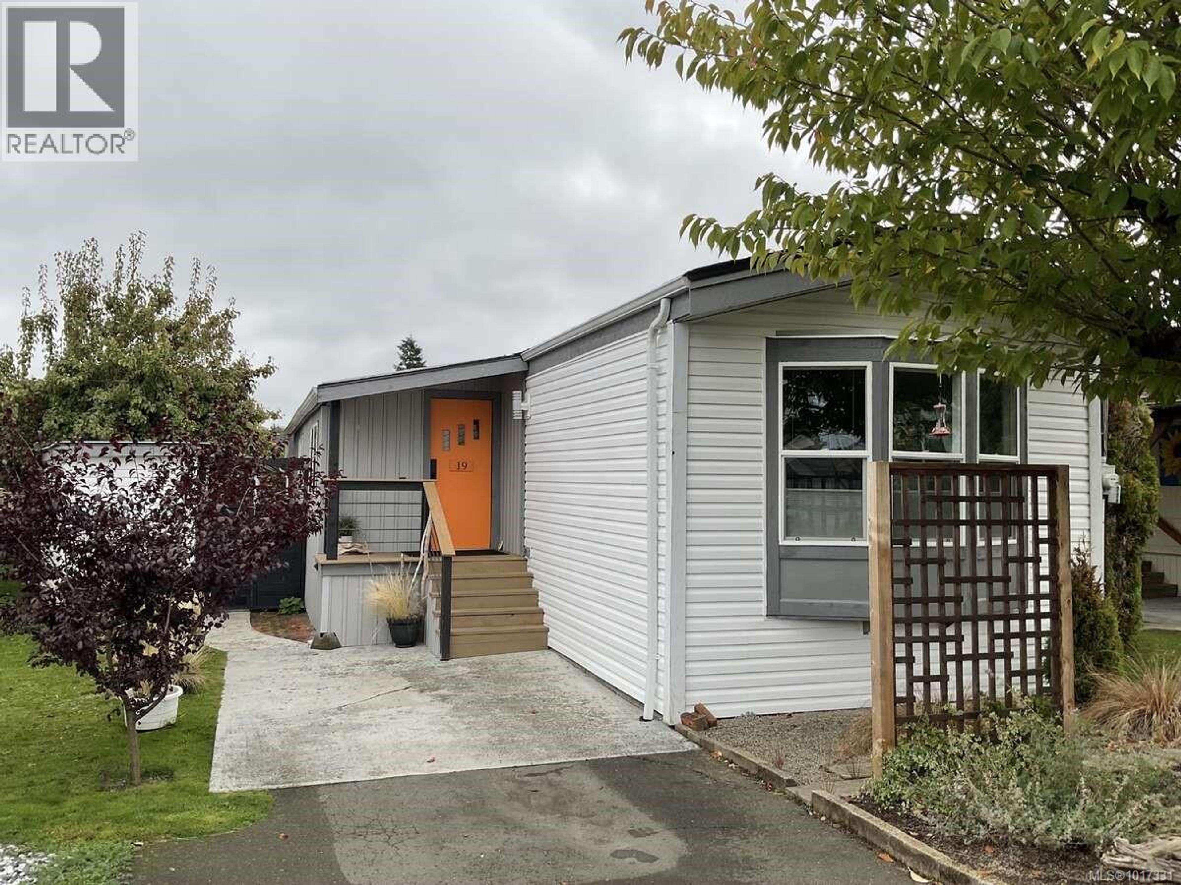 129 Meridian Way, Parksville - Exteriors - Photo 2