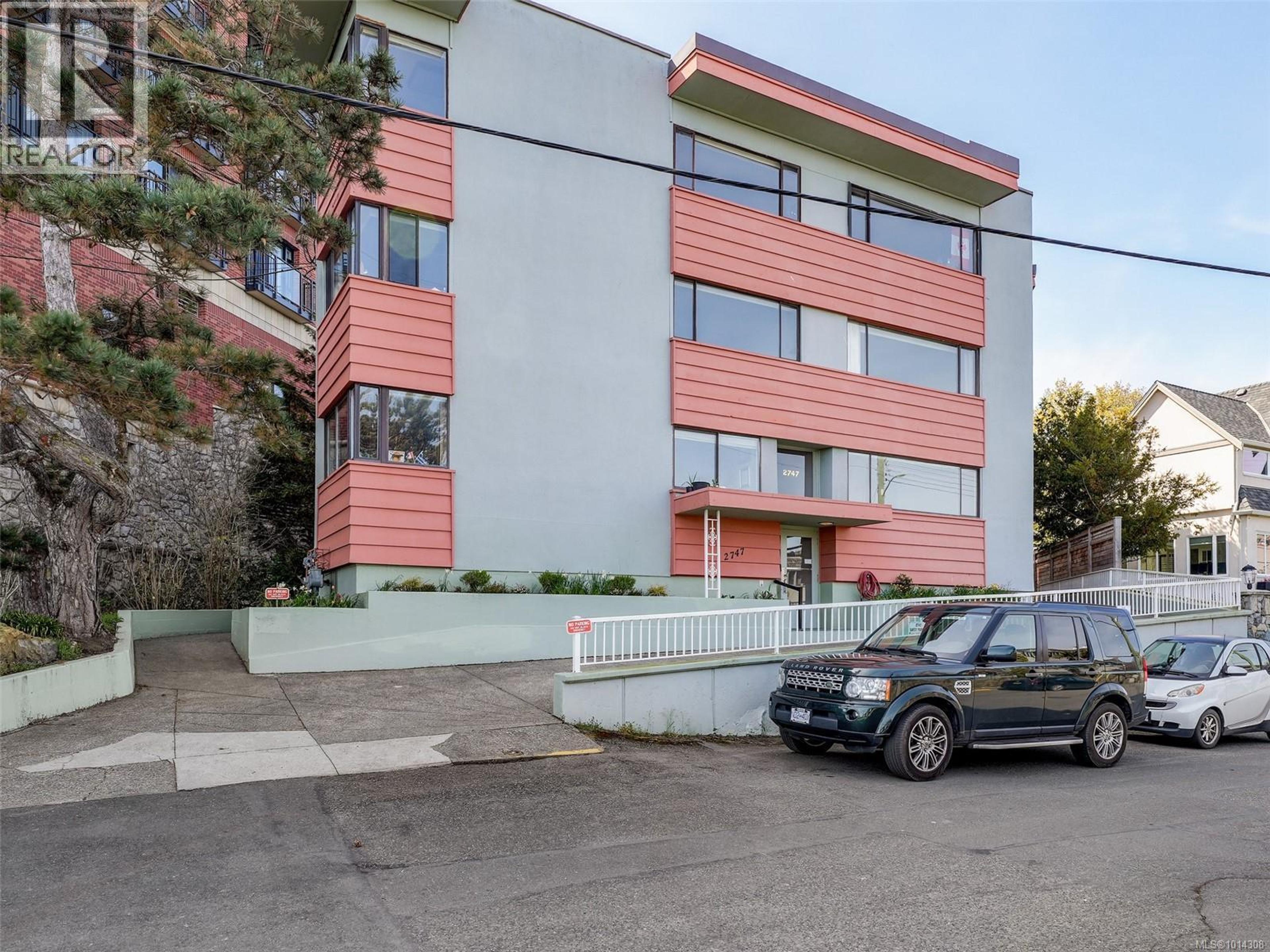 2747 Satellite St, Oak Bay - Exteriors - Photo 1