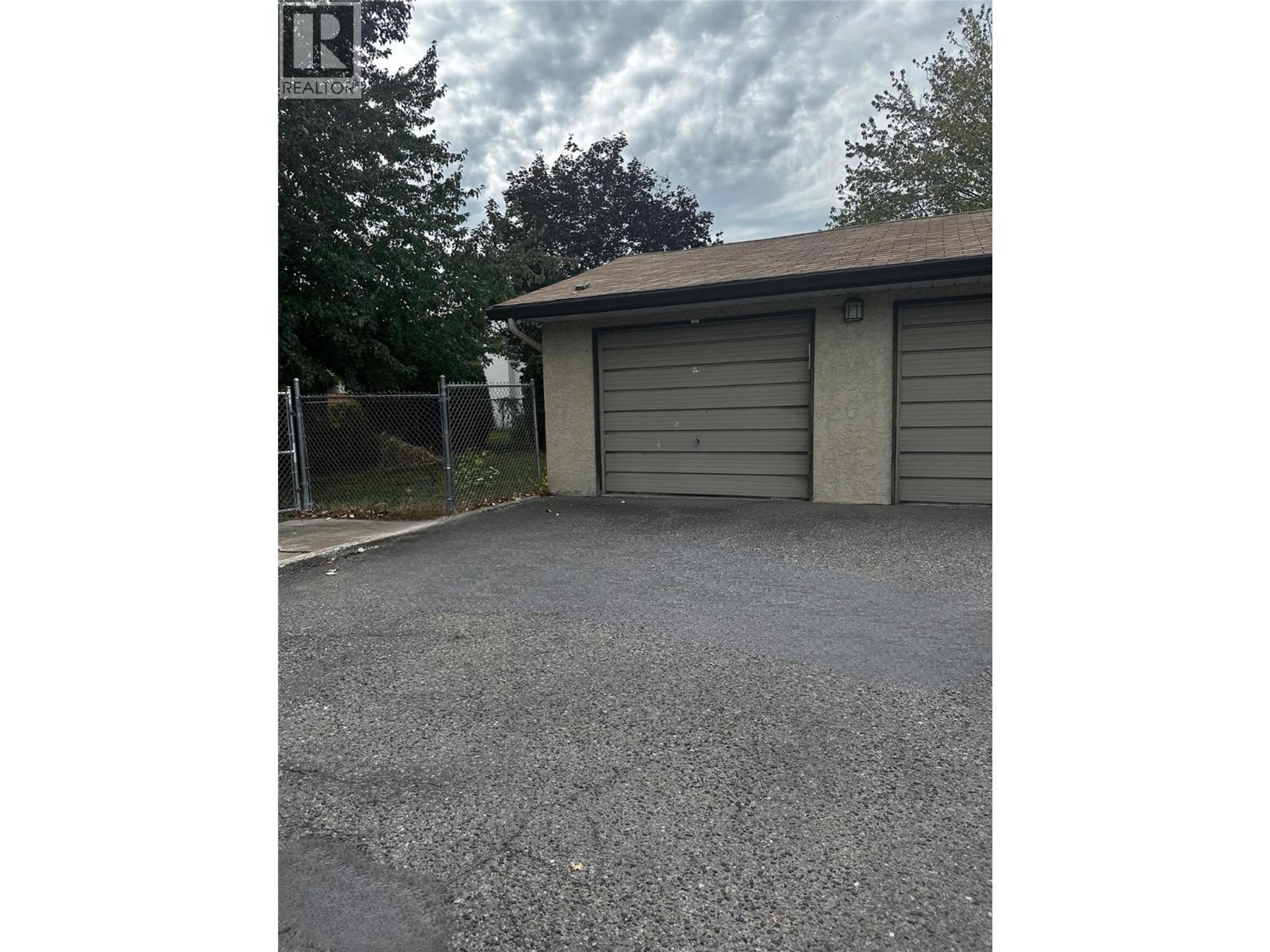 3854 Gordon Drive, Kelowna - Exteriors - Photo 2